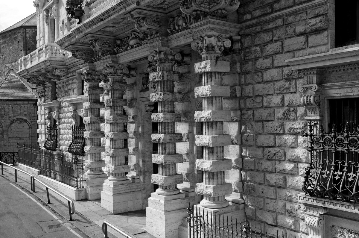 Particolare  ingresso di un palazzo di Genova