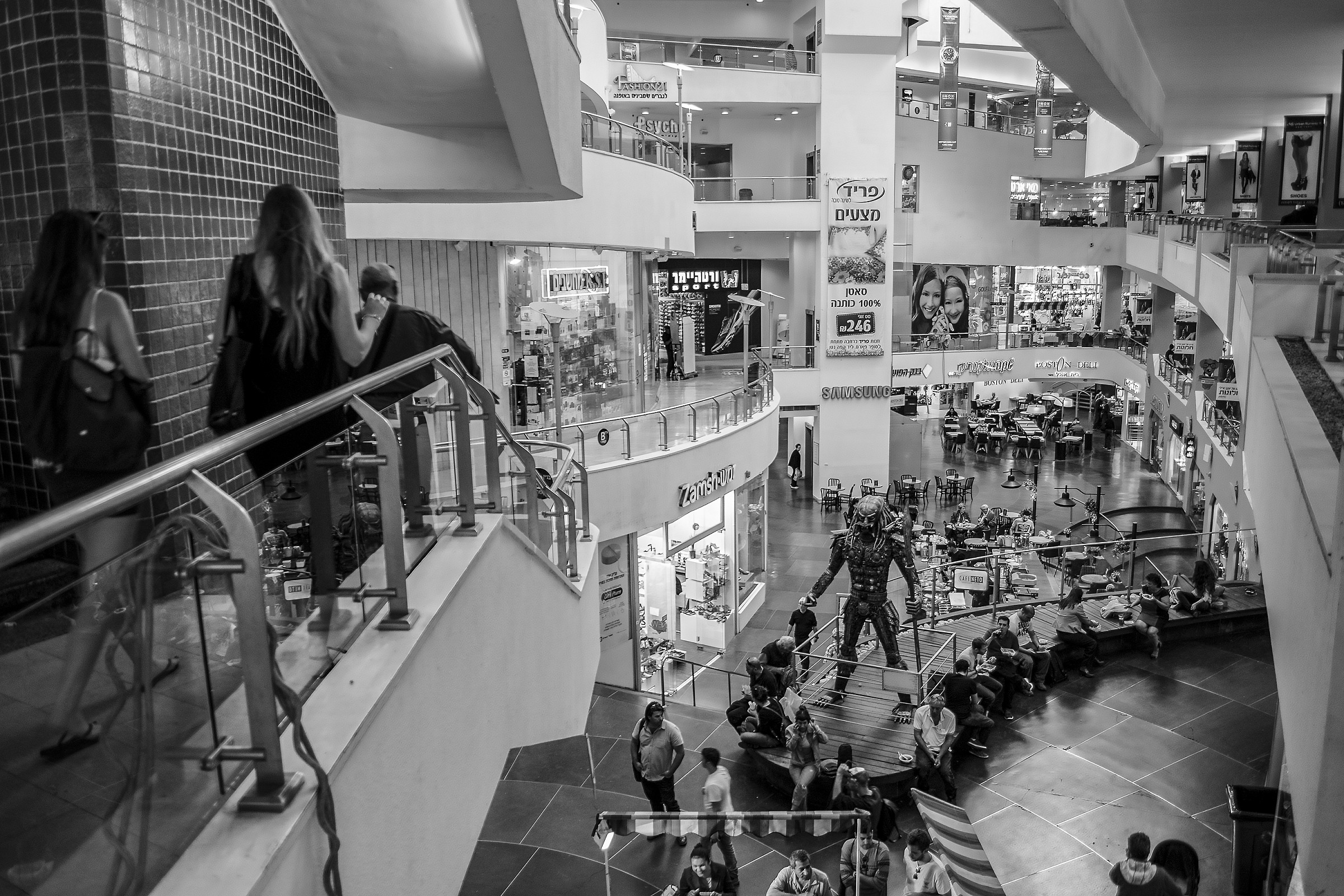 Al centro commerciale