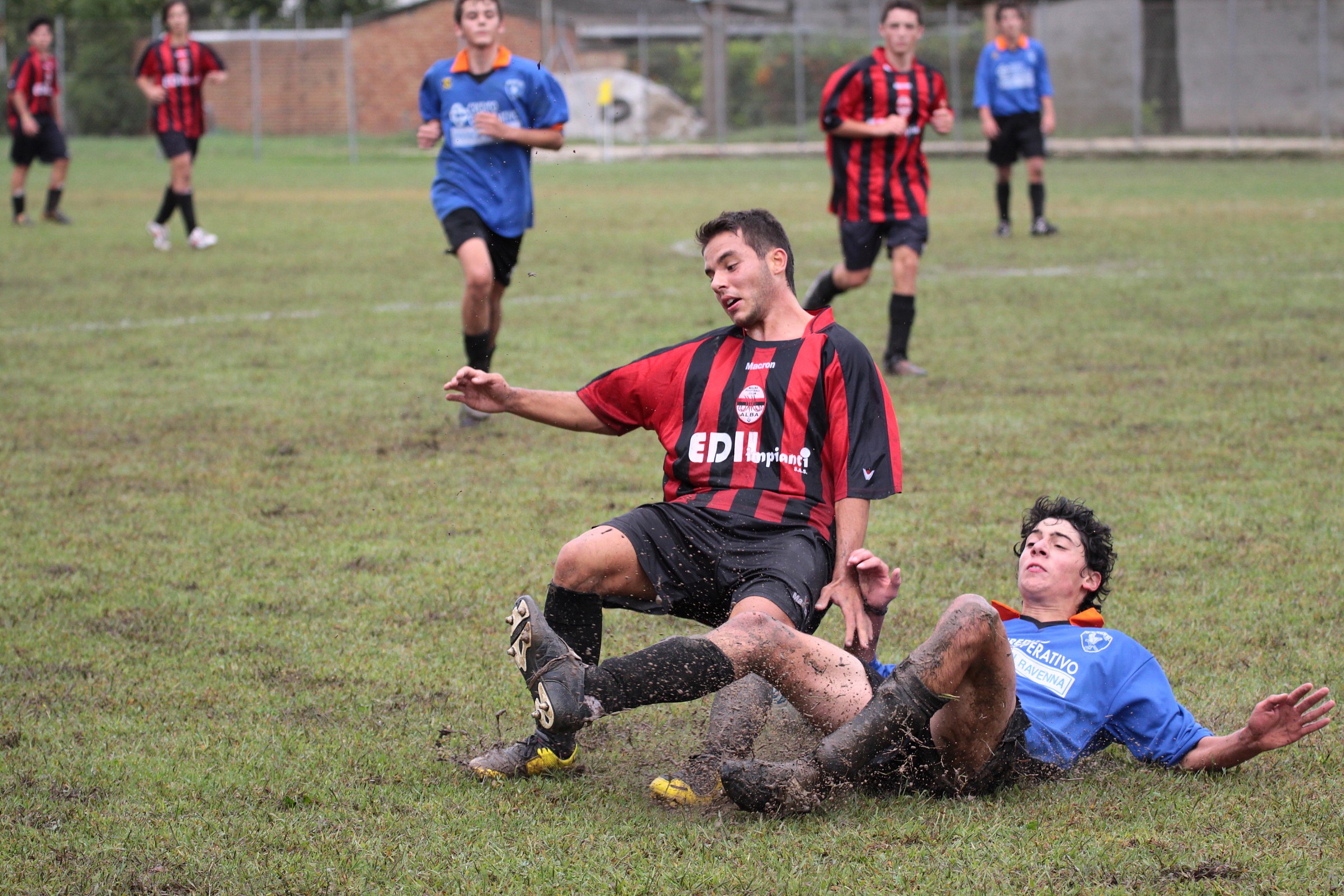 Nel fango: la palla c'è, bisogna trovarla.