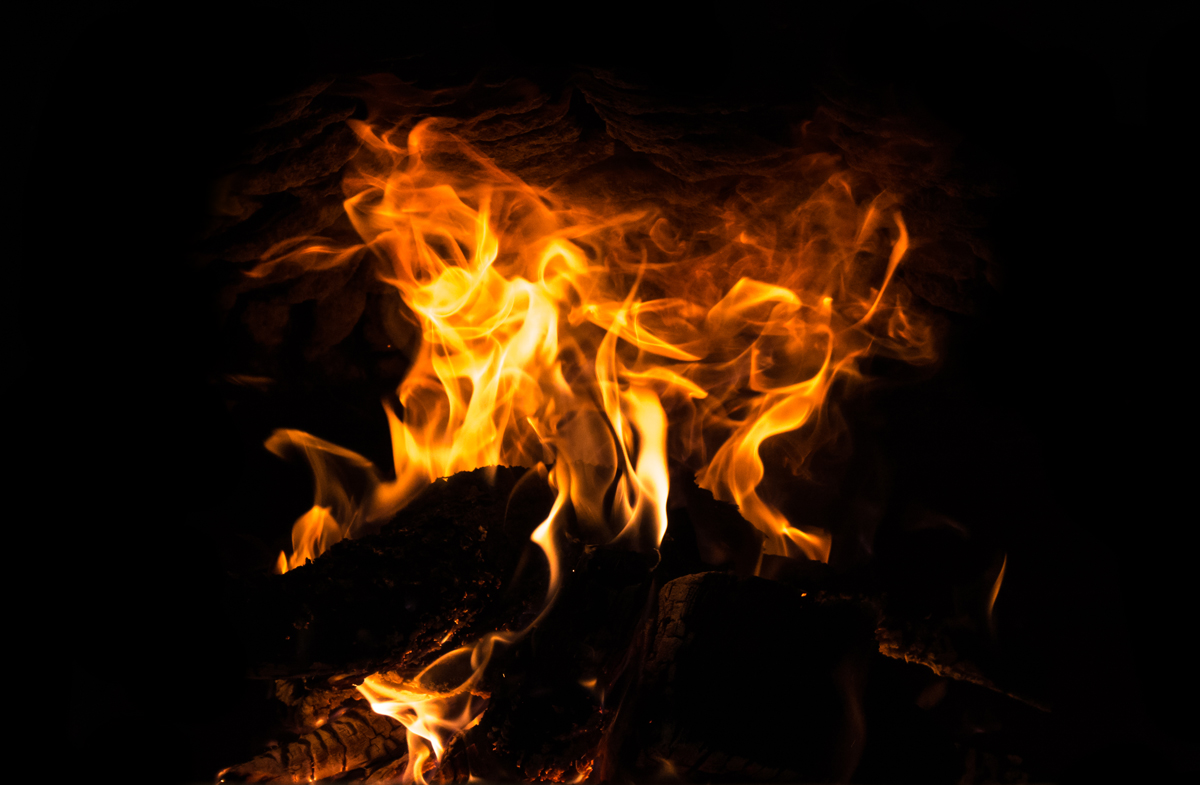 Il fuoco attrae l'uomo che vi si identifica