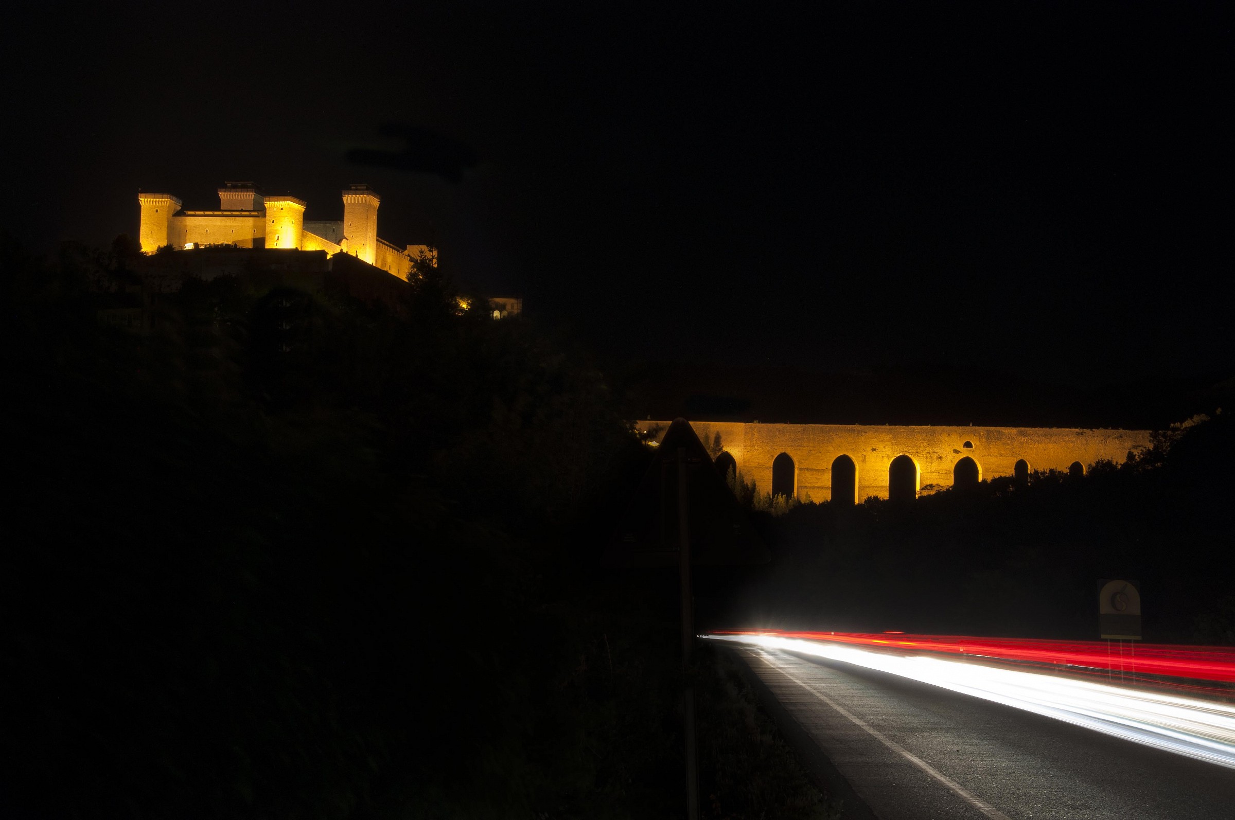ponte delle torri sorpreso di notte...