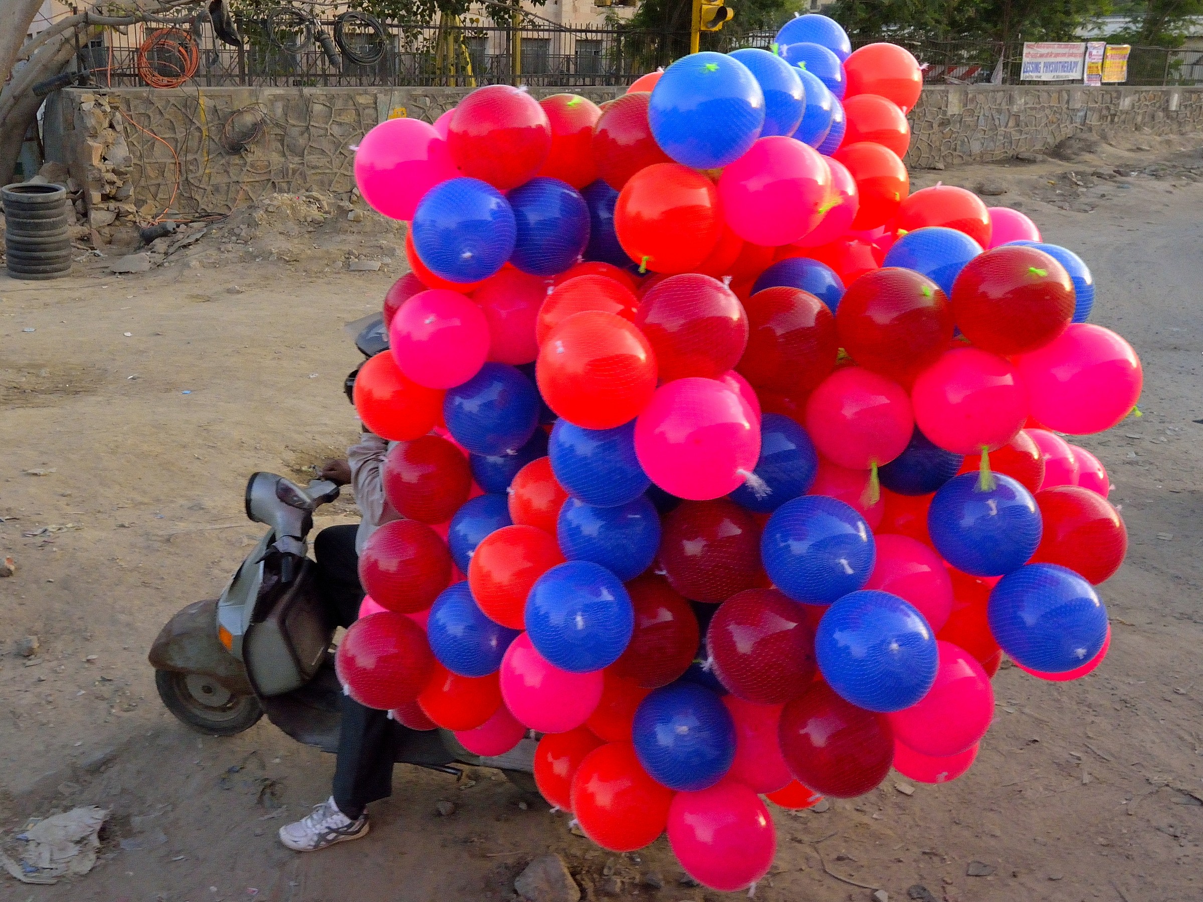 (new delhi) - il venditore di palloncini
