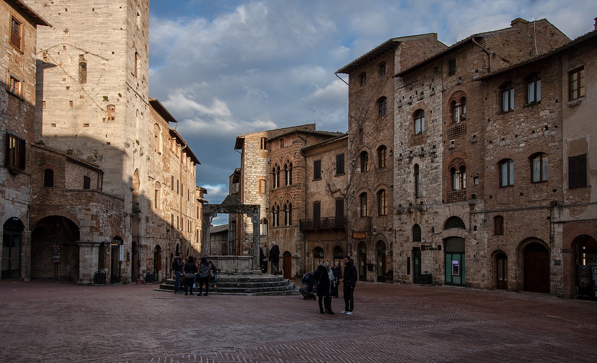 San Gimignano ... Piazza della Cisterna