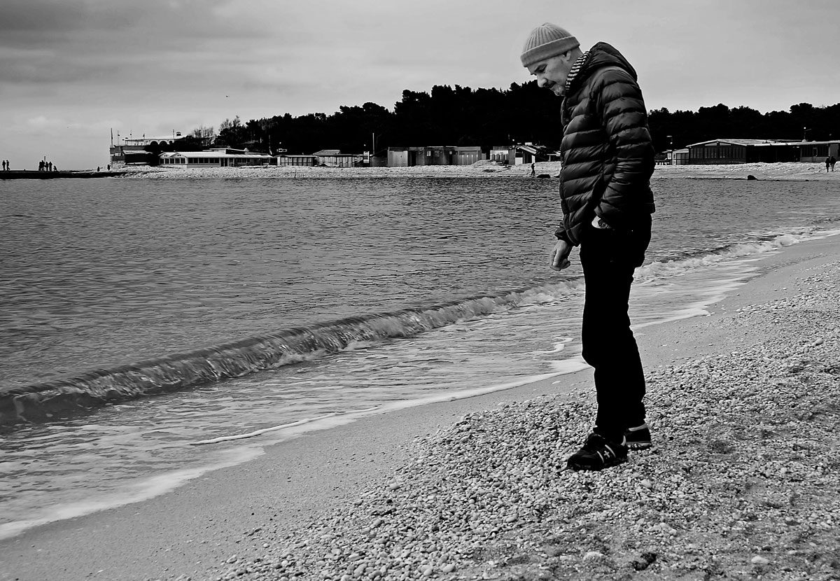 Incredibilmente Solo, Terribilmente Vicino.