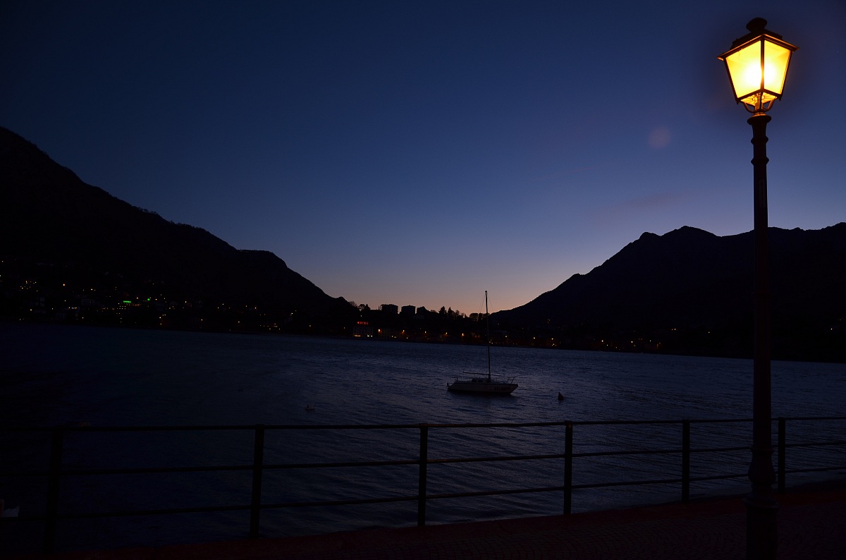 Lecco by night