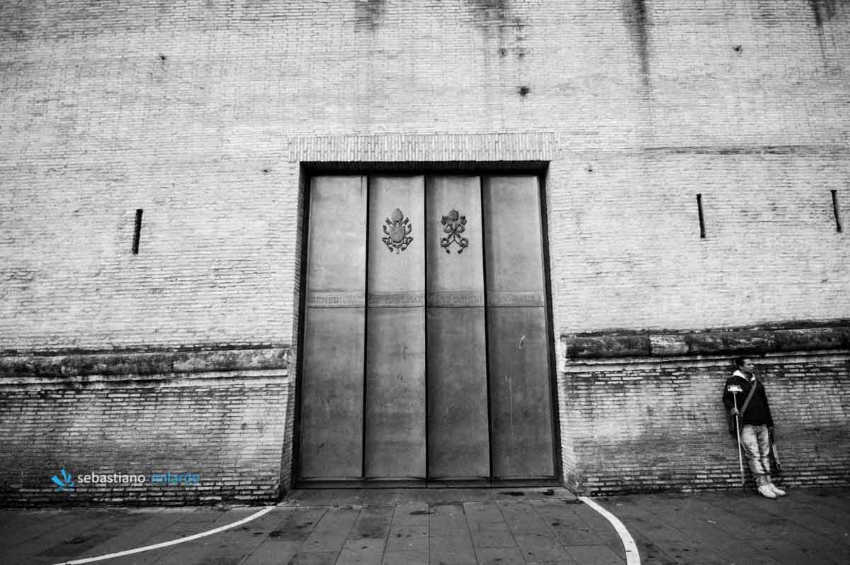 la porta santa e il passeggiero ignaro