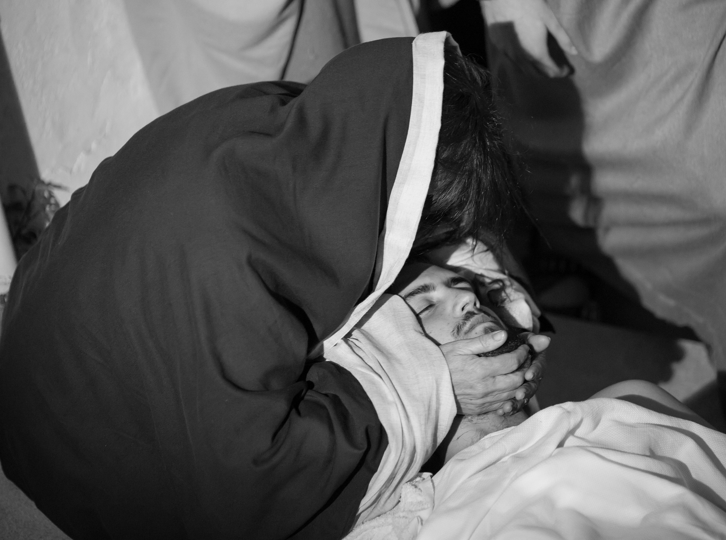 maria che piange gesù morto