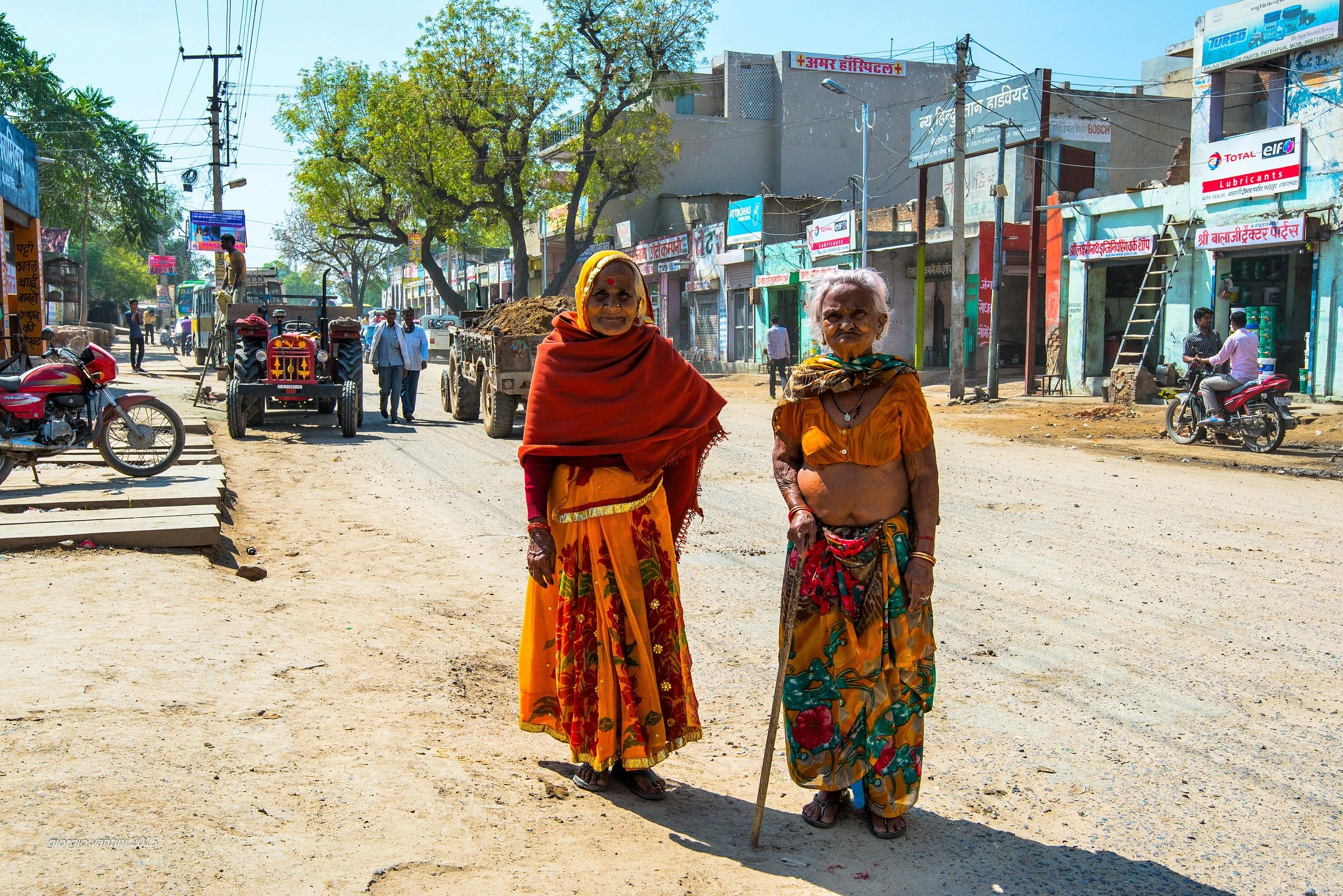 rajasthan - fatehapur - old women walking
