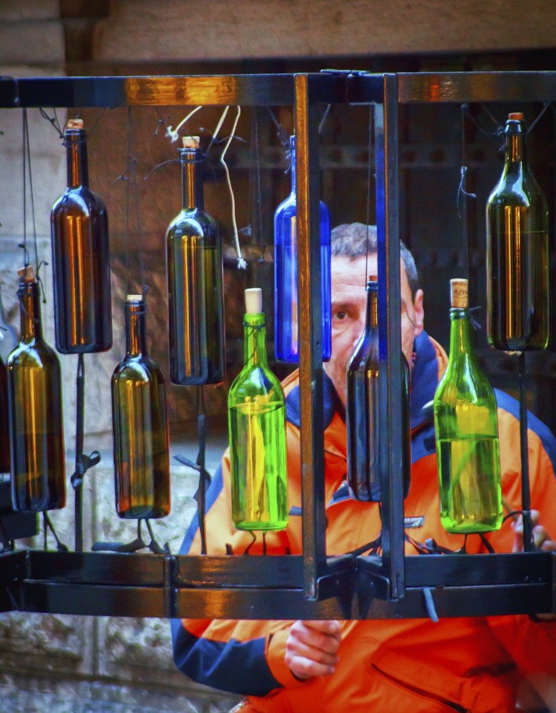 The player of the bottles.