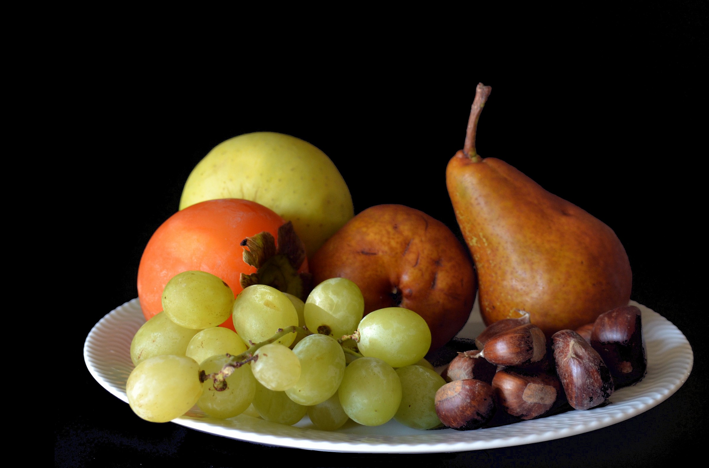 Natura morta con frutta di stagione.