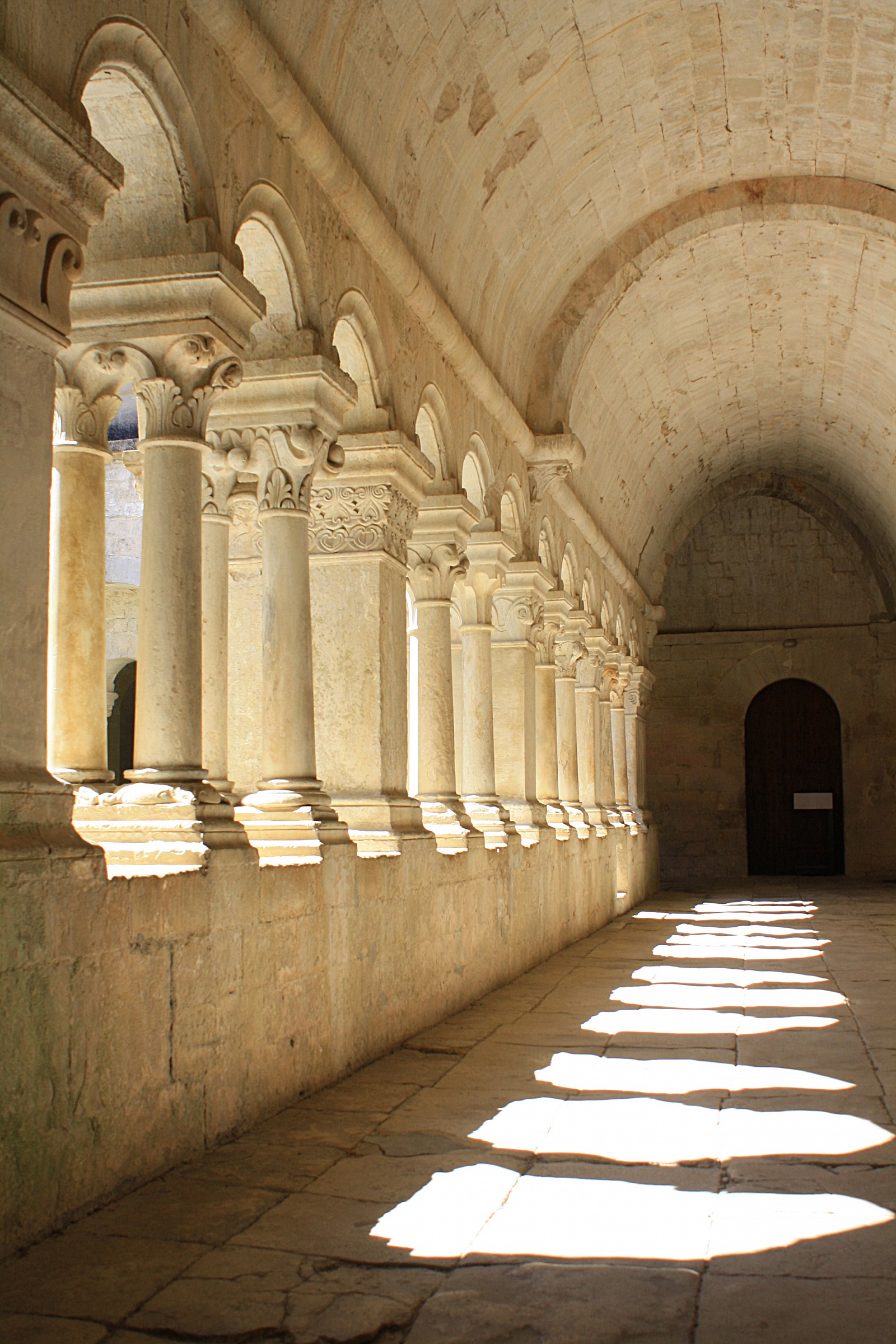 Giochi di luce nel chiostro dell'abbazia di Senanque