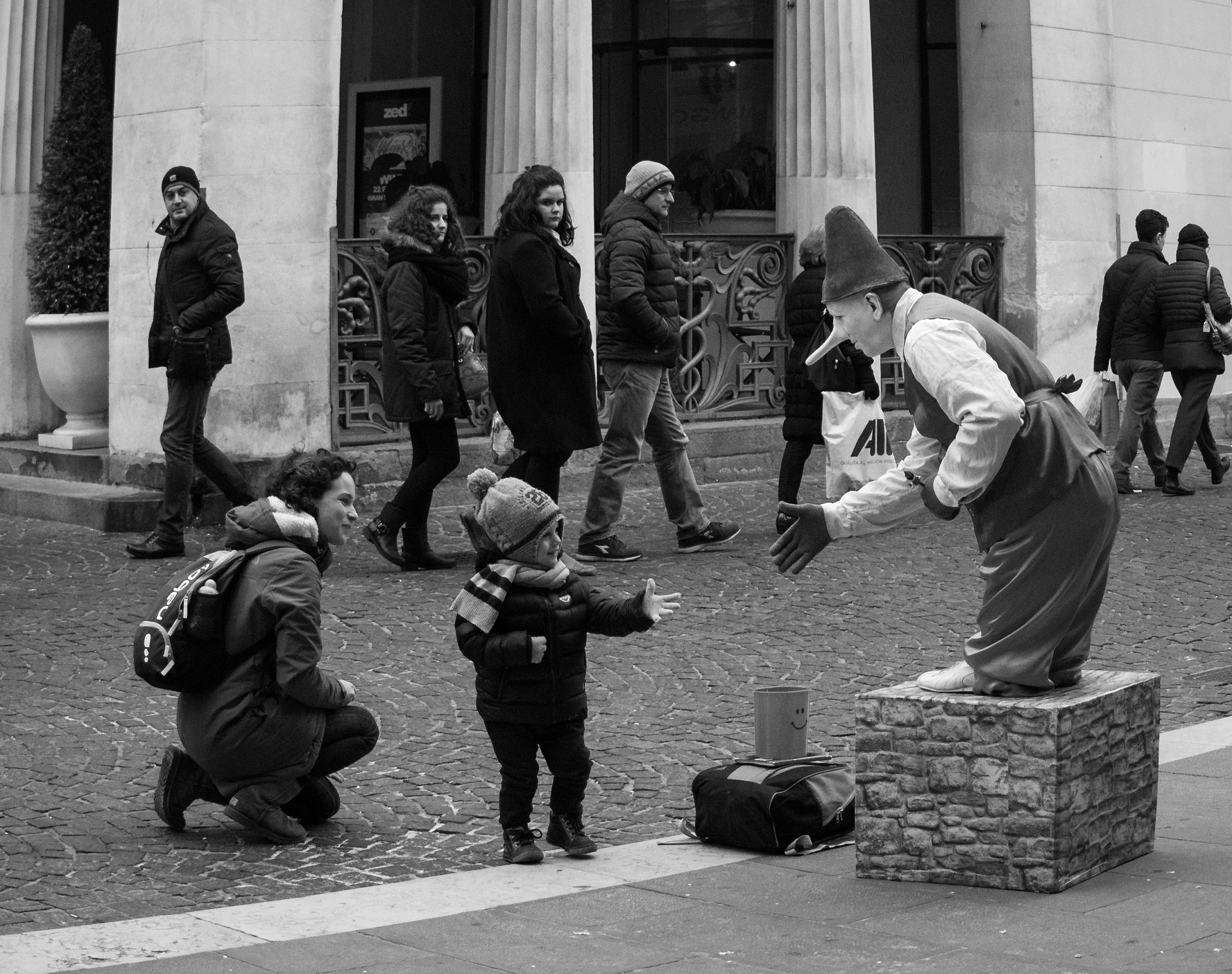Qua la mano, amico mio.