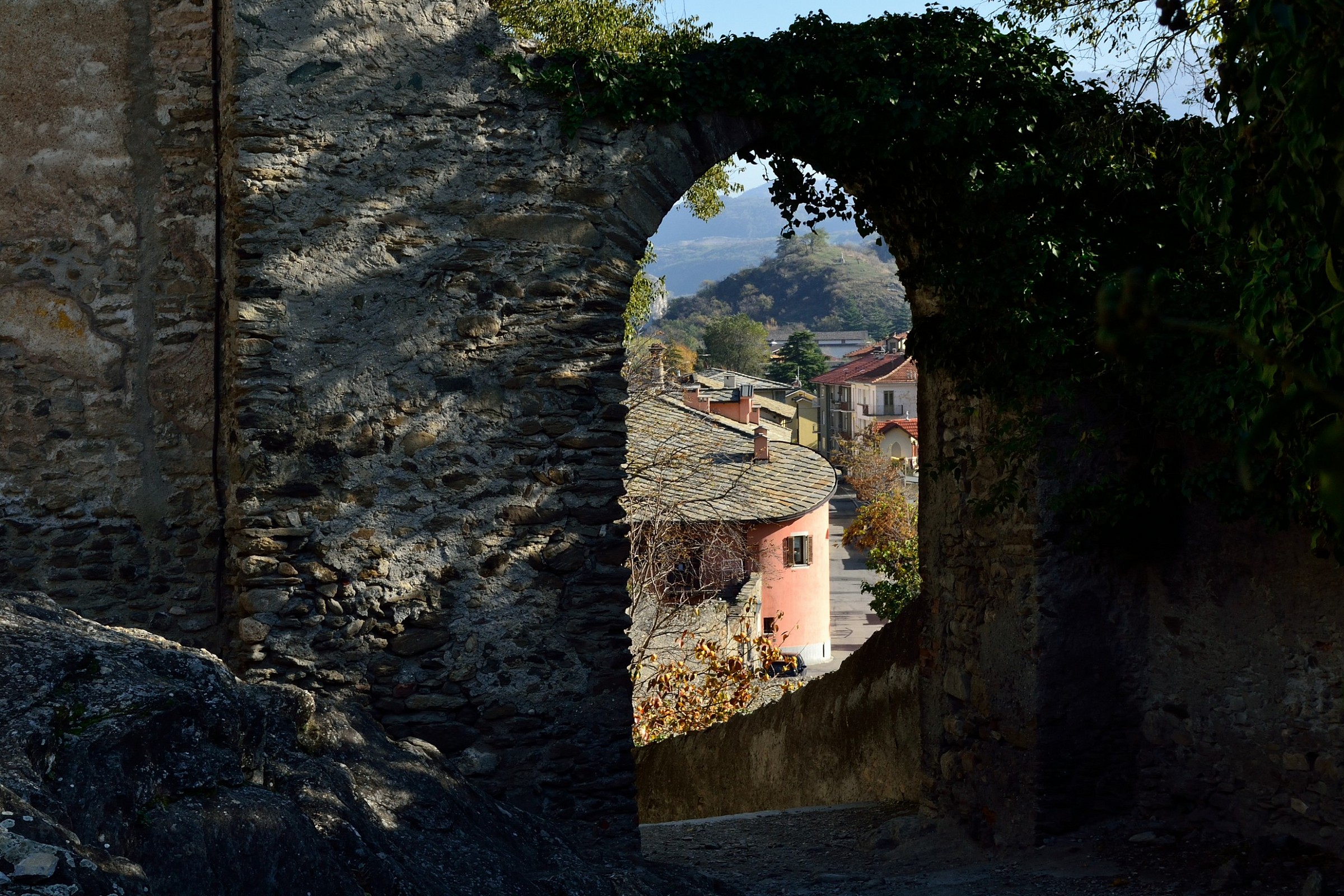 Susa - Vista da una porta del  castello.