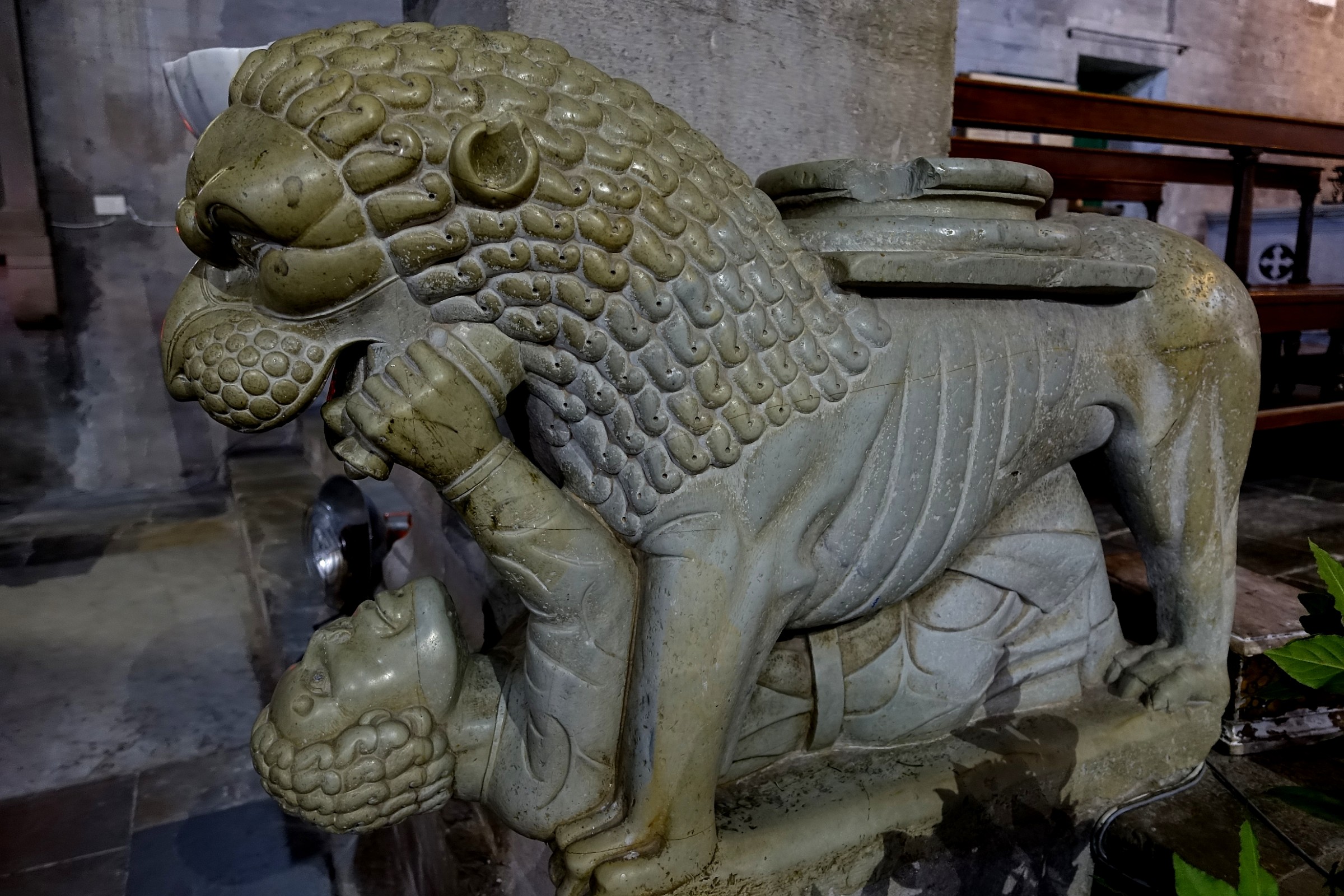 Altra chiesa, altro leone