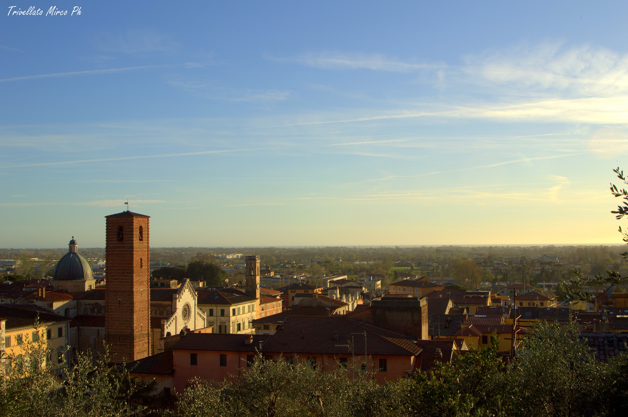 Pietrasanta dall'alto al tramonto