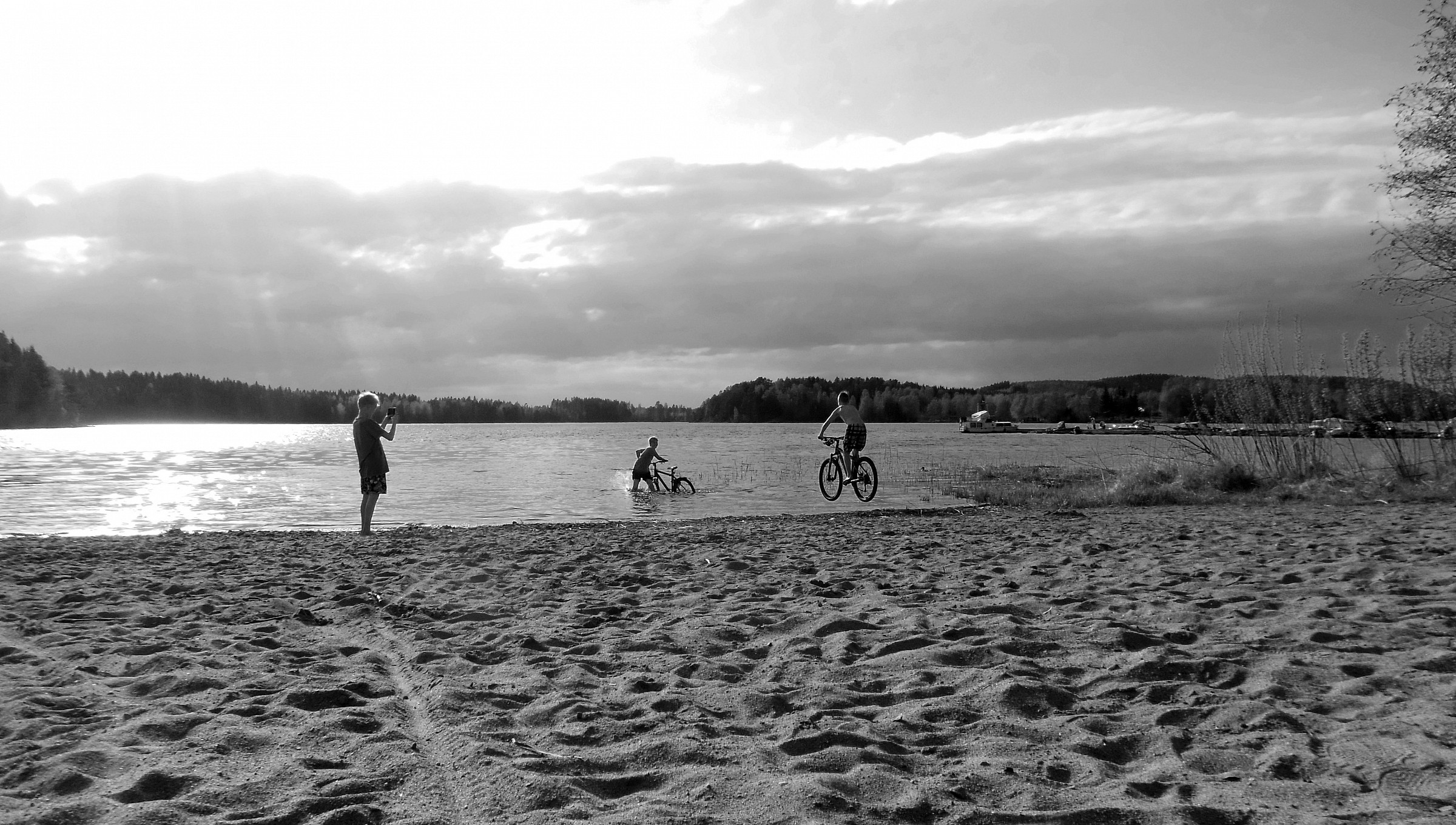 Kids playing at Niuvan uimaranta