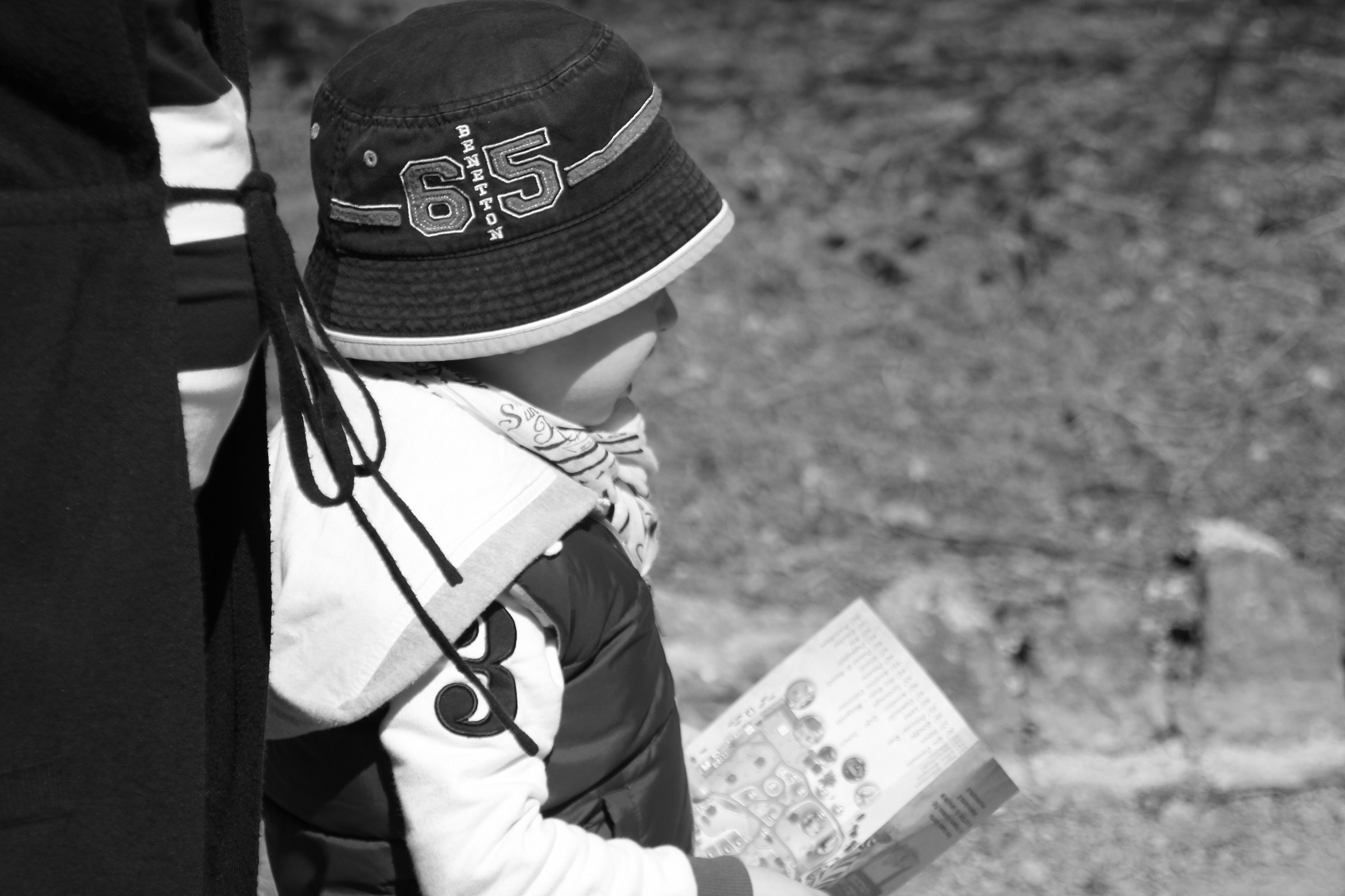 bimbo con cappellino