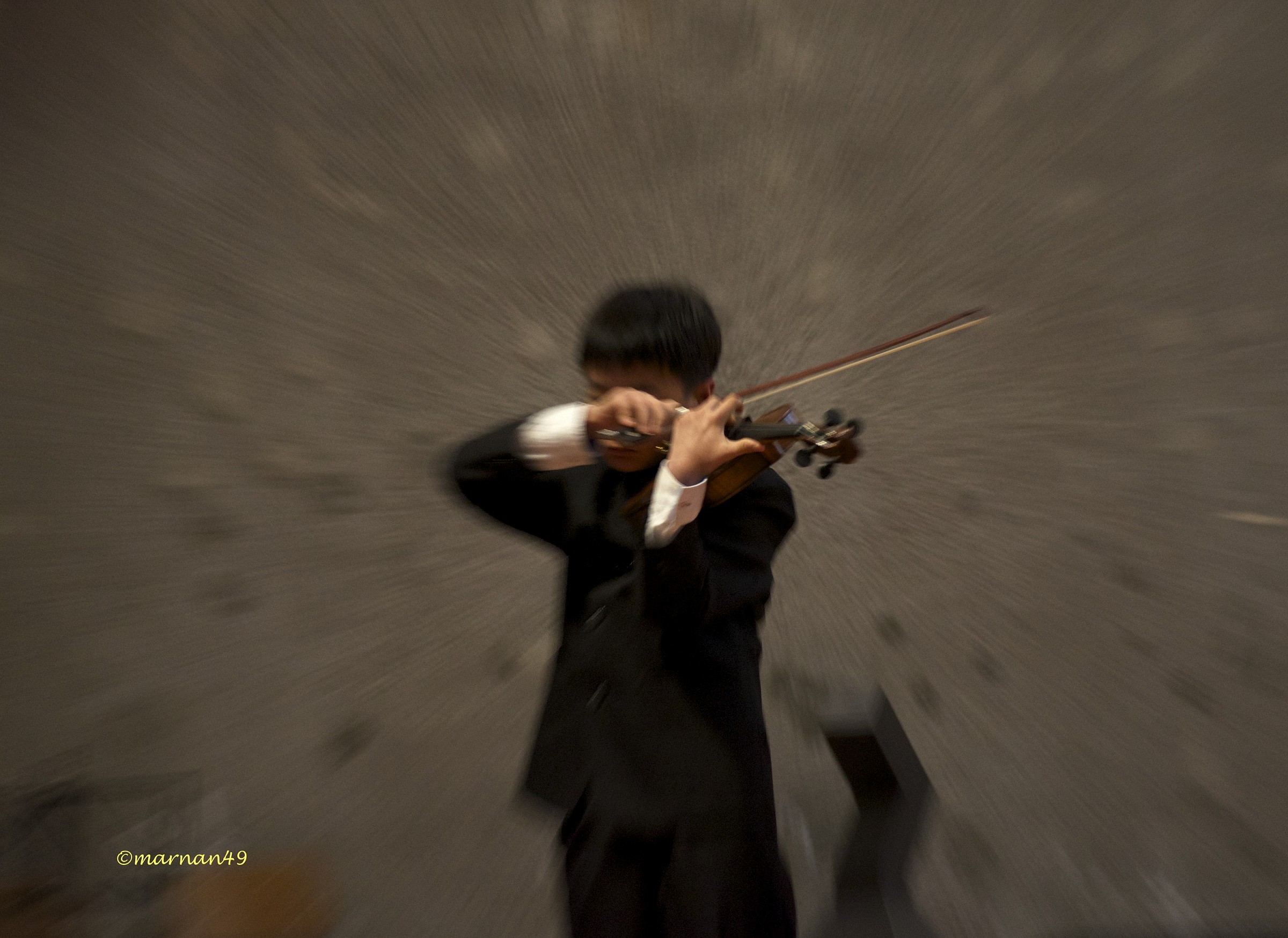 Zooming violinist