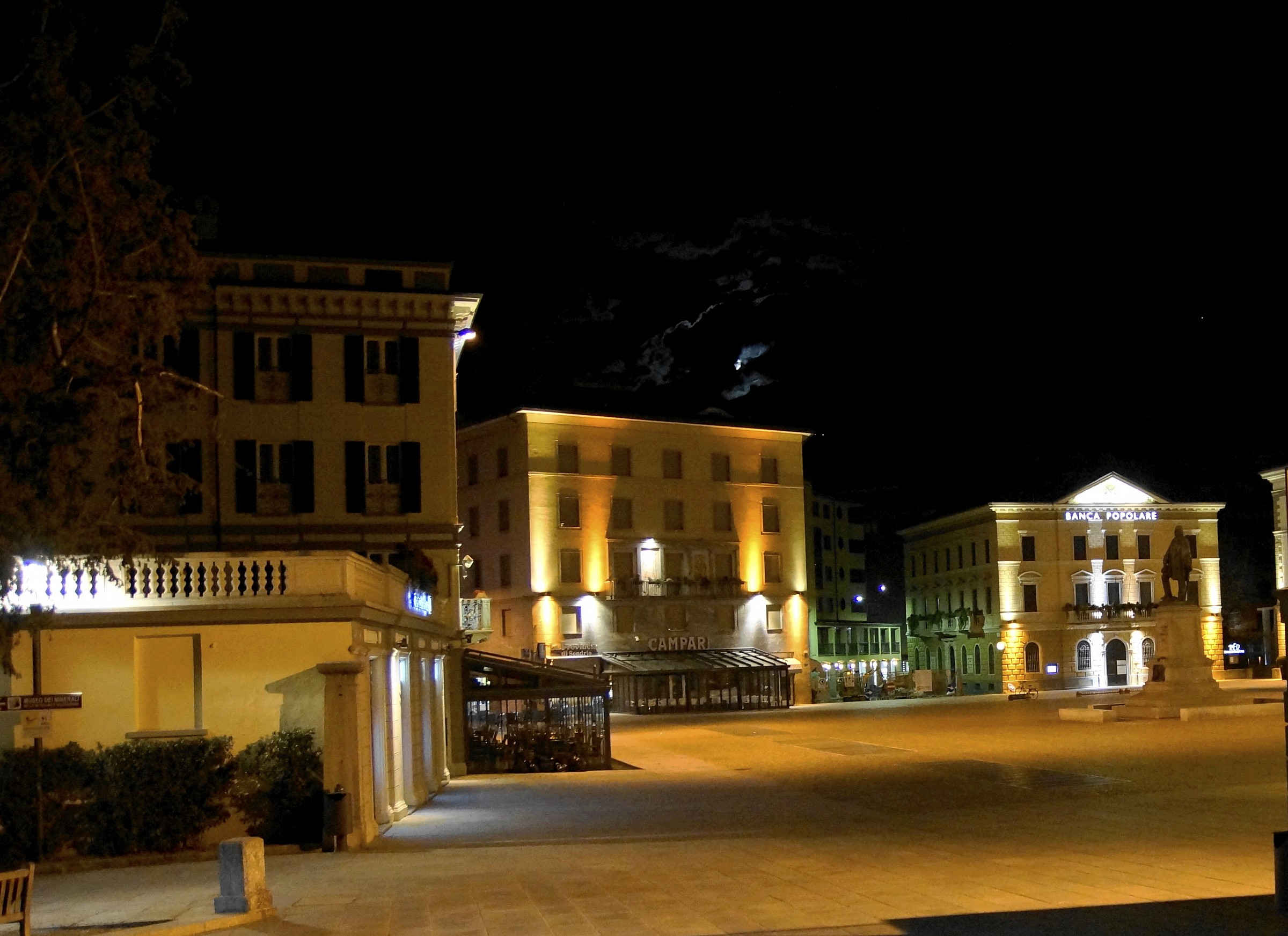 glimpse of Piazza Garibaldi