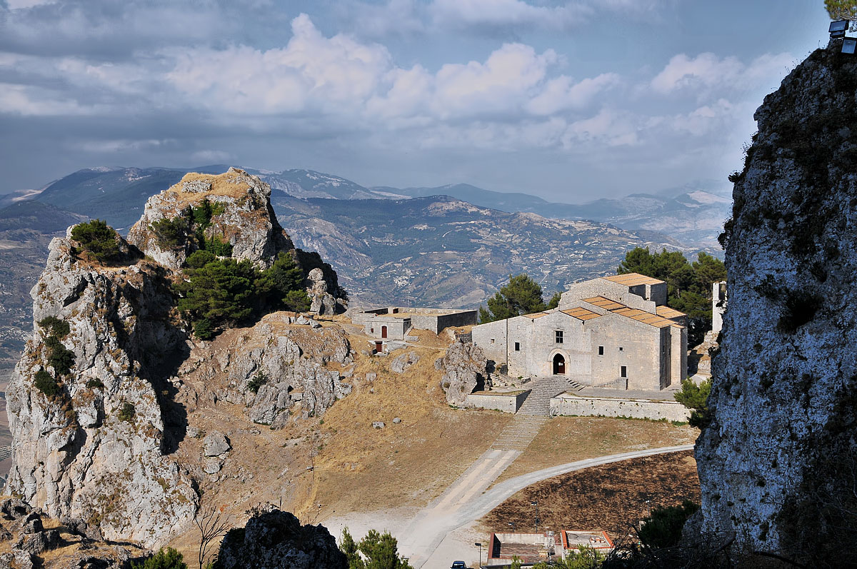 Una chiesa tra le nuvole