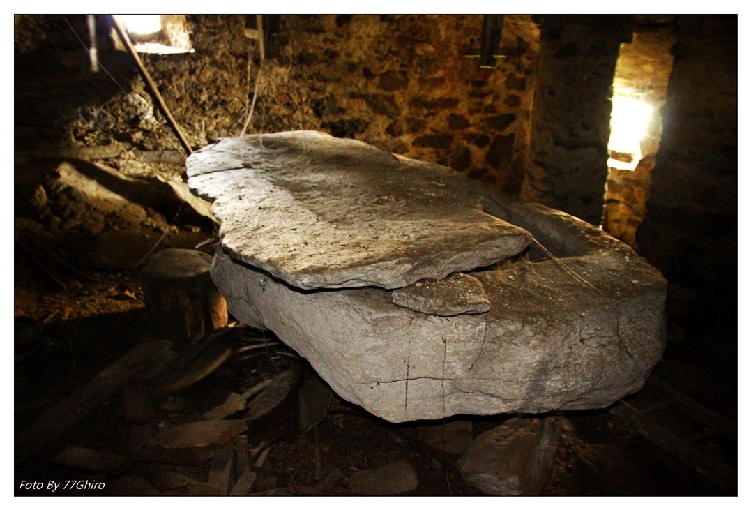 Misterioso Sarcofago in villaggio abbandonato