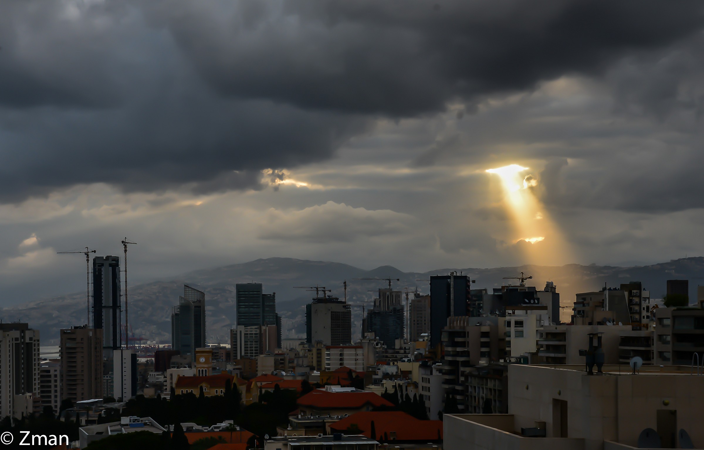 Il fascio di luce su Beirut