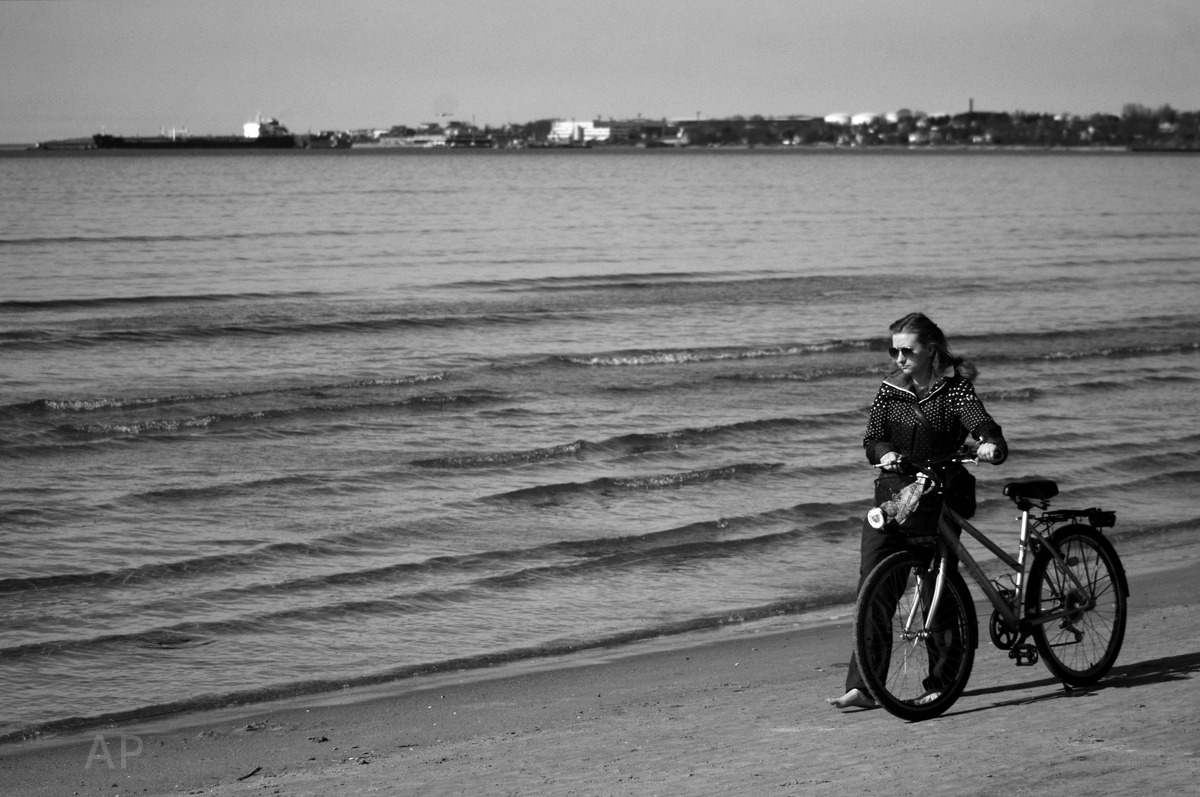 Sulla spiaggia di Tallinn, Estonia