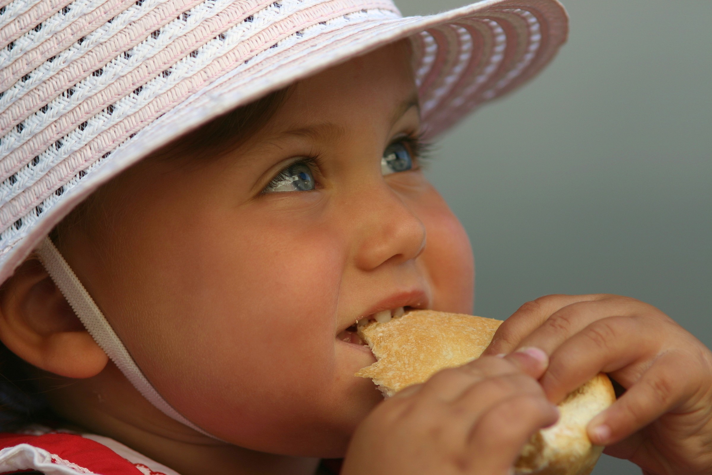 Sonia, 1 anno e il panino