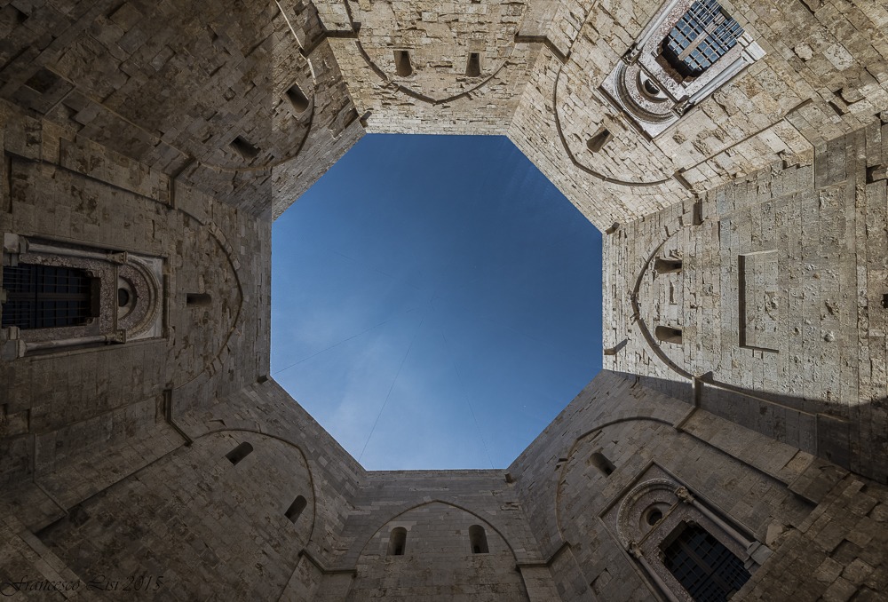 Vista torre ottagonale Castel del Monte. (Andria)