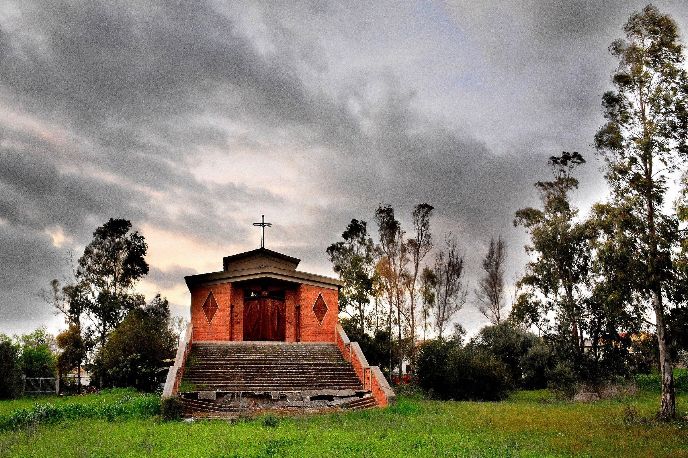 Chiesa campestre sconsacrata