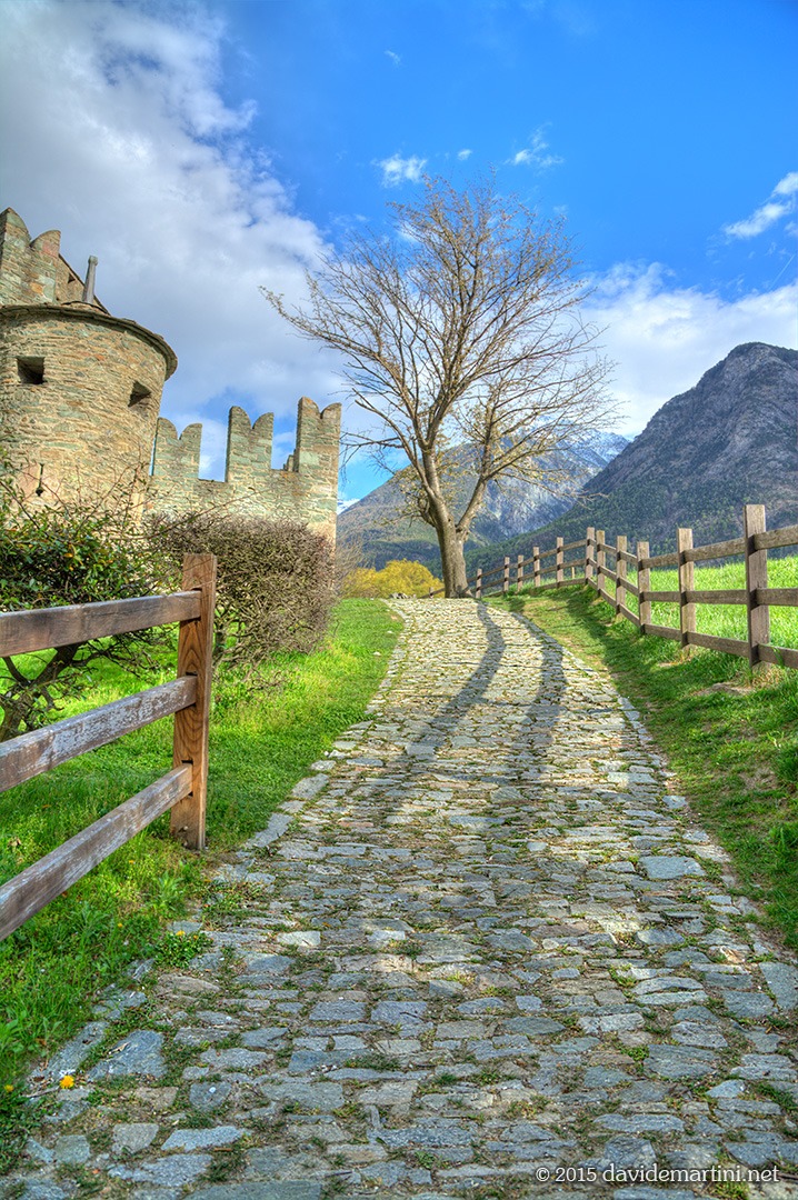 Passeggiata verso il castello (Fenis), HDR