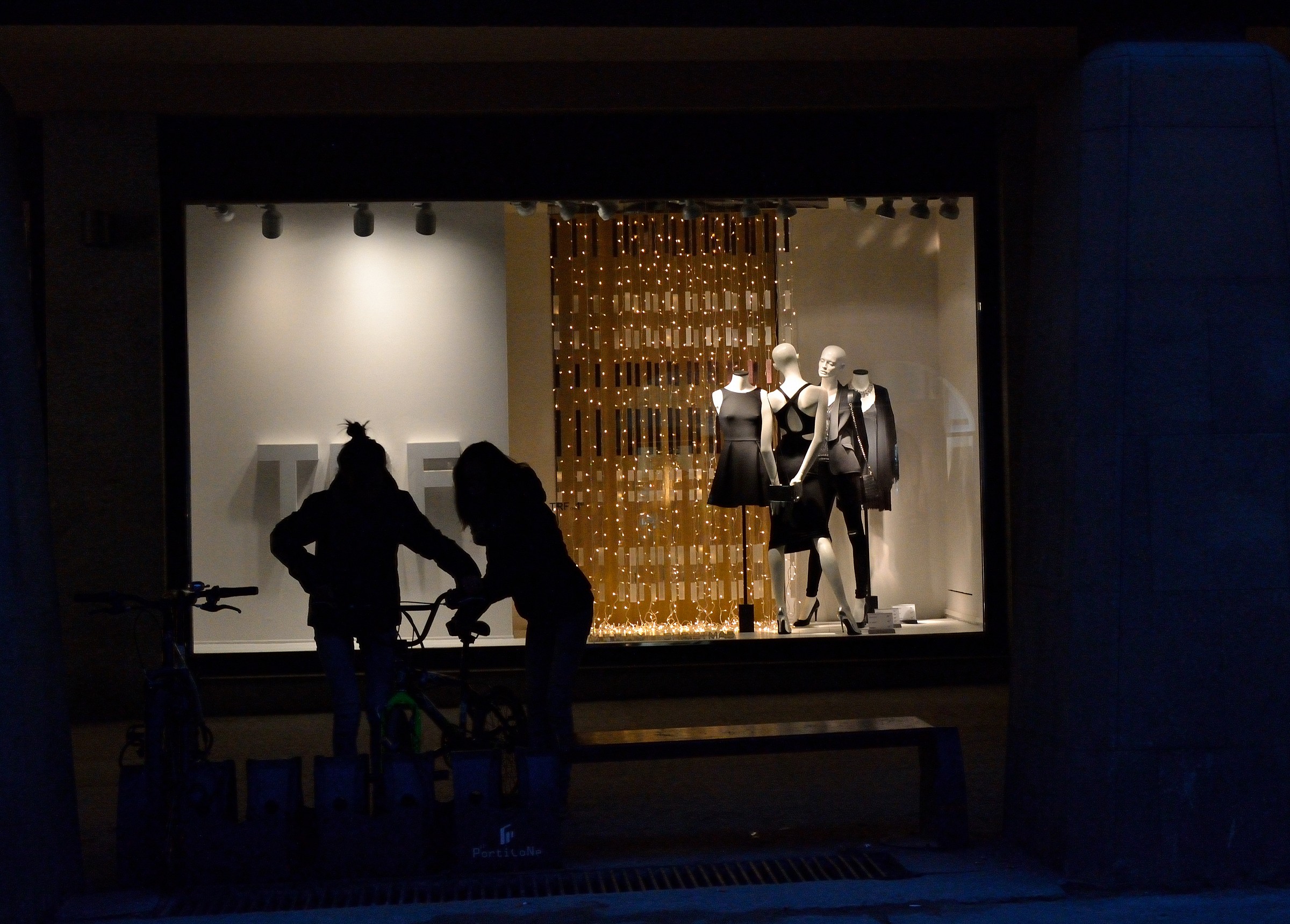 Silhouettes in via Roma.