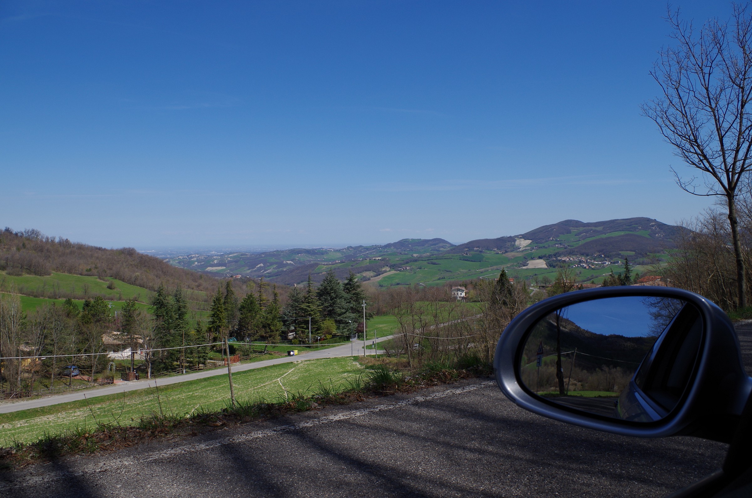 Veduta di Terenzo (pr) dalla prov.le per Calestano