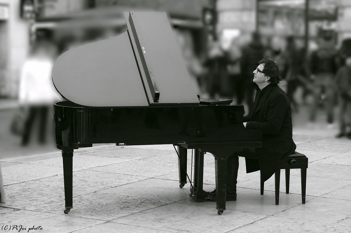 The pianist out of place ..