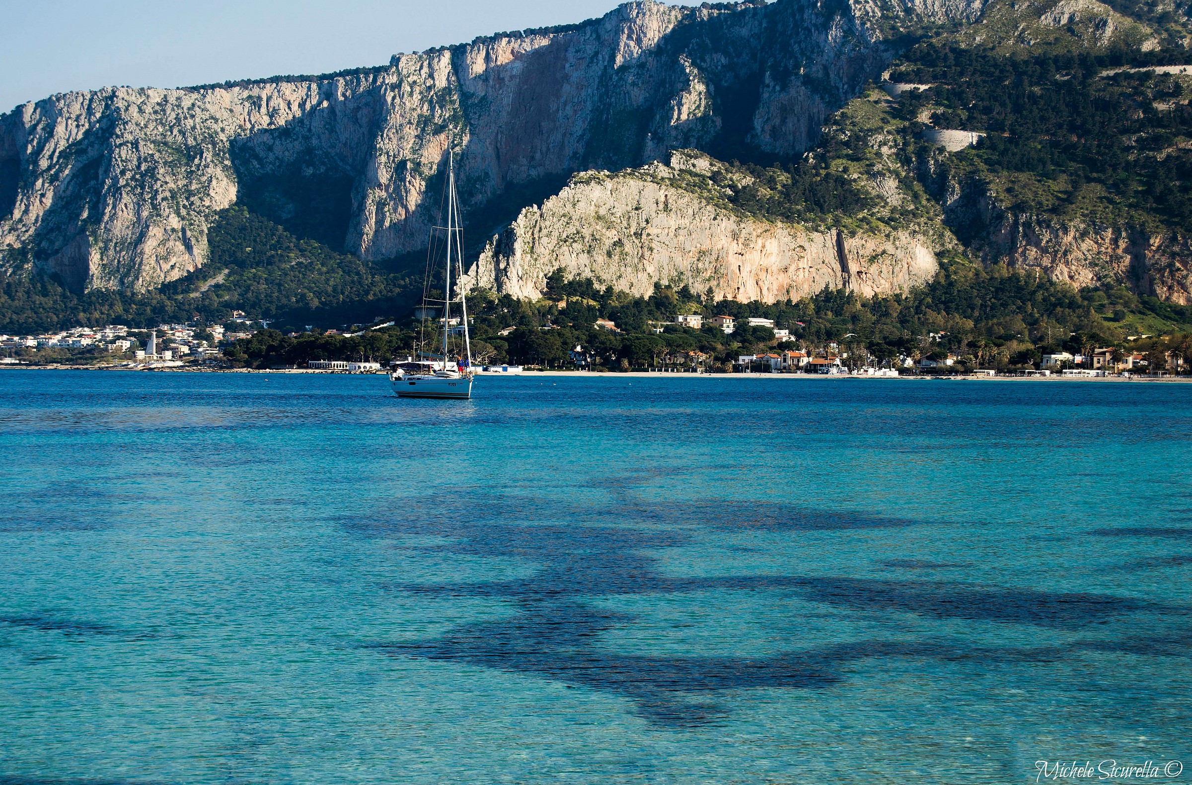 Barca sul mare di Mondello