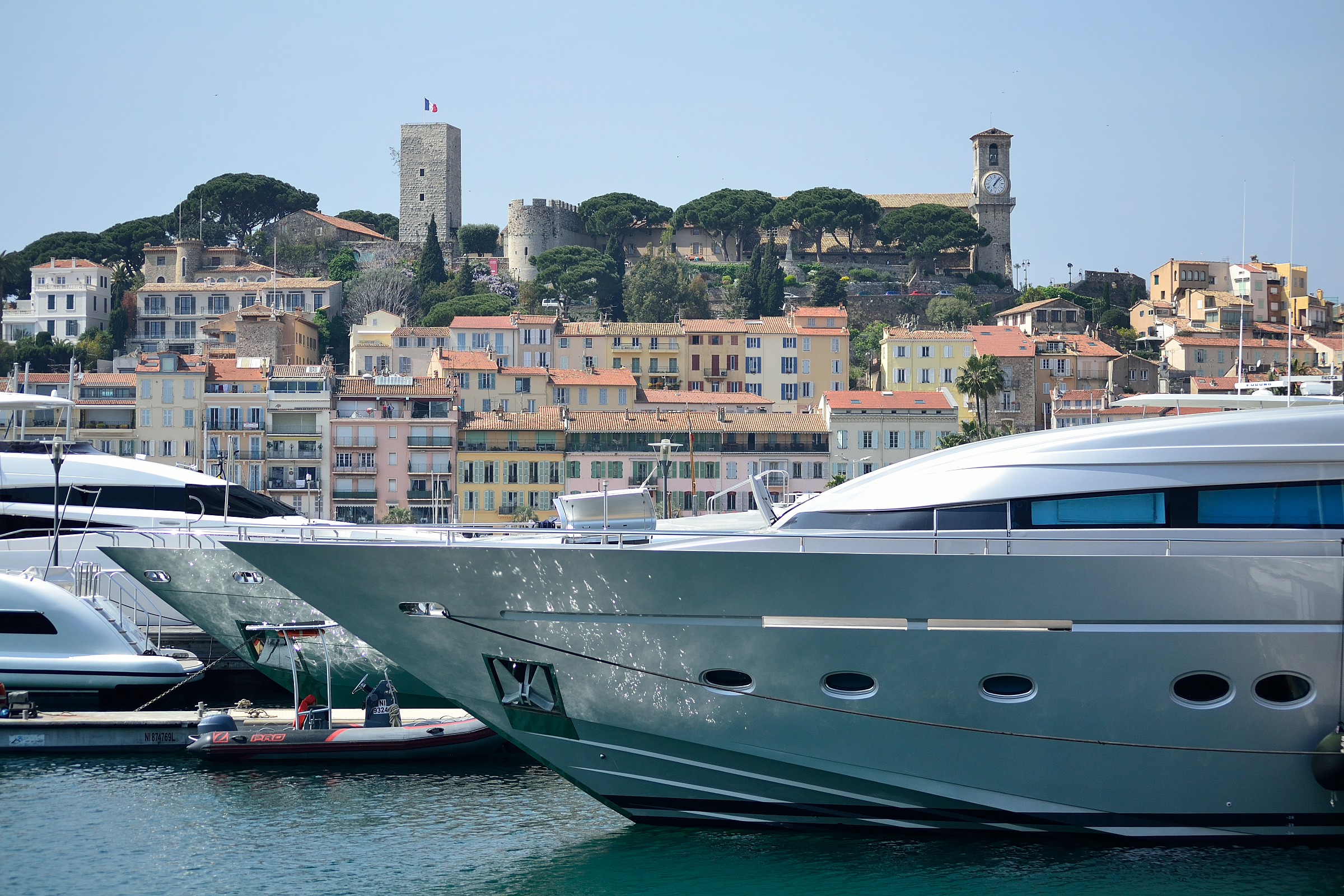 Cannes: veduta dal porto.