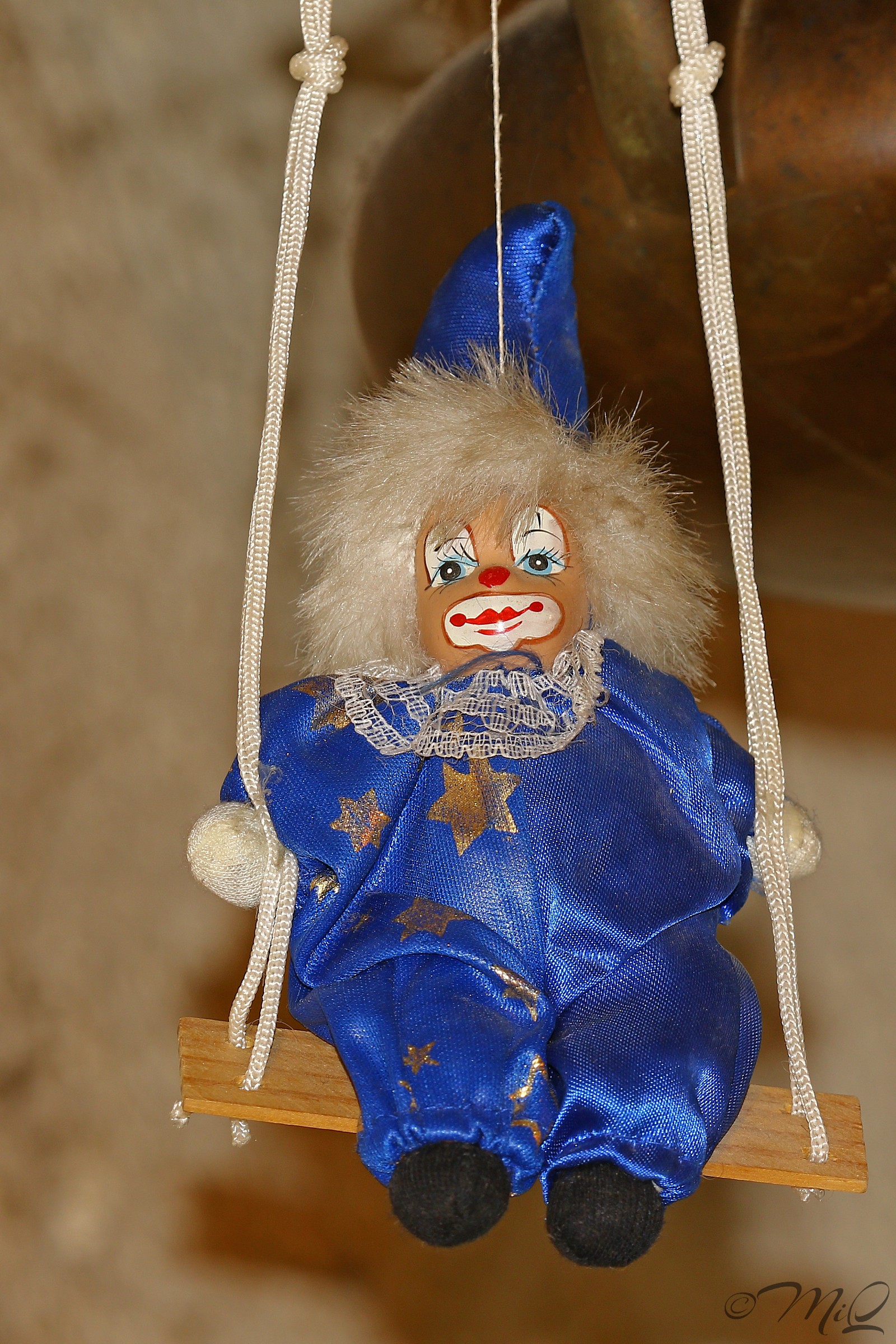 Vecchia bambola in altalena