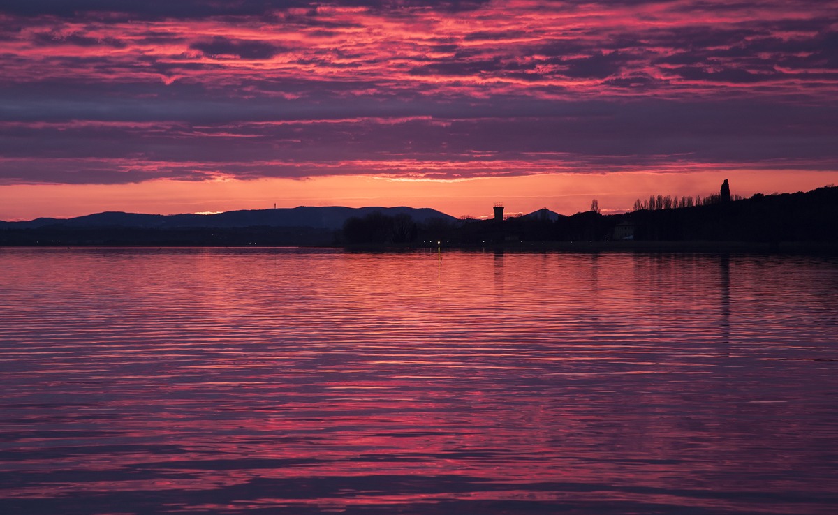 A fiery sunset at Lake Trasimeno!