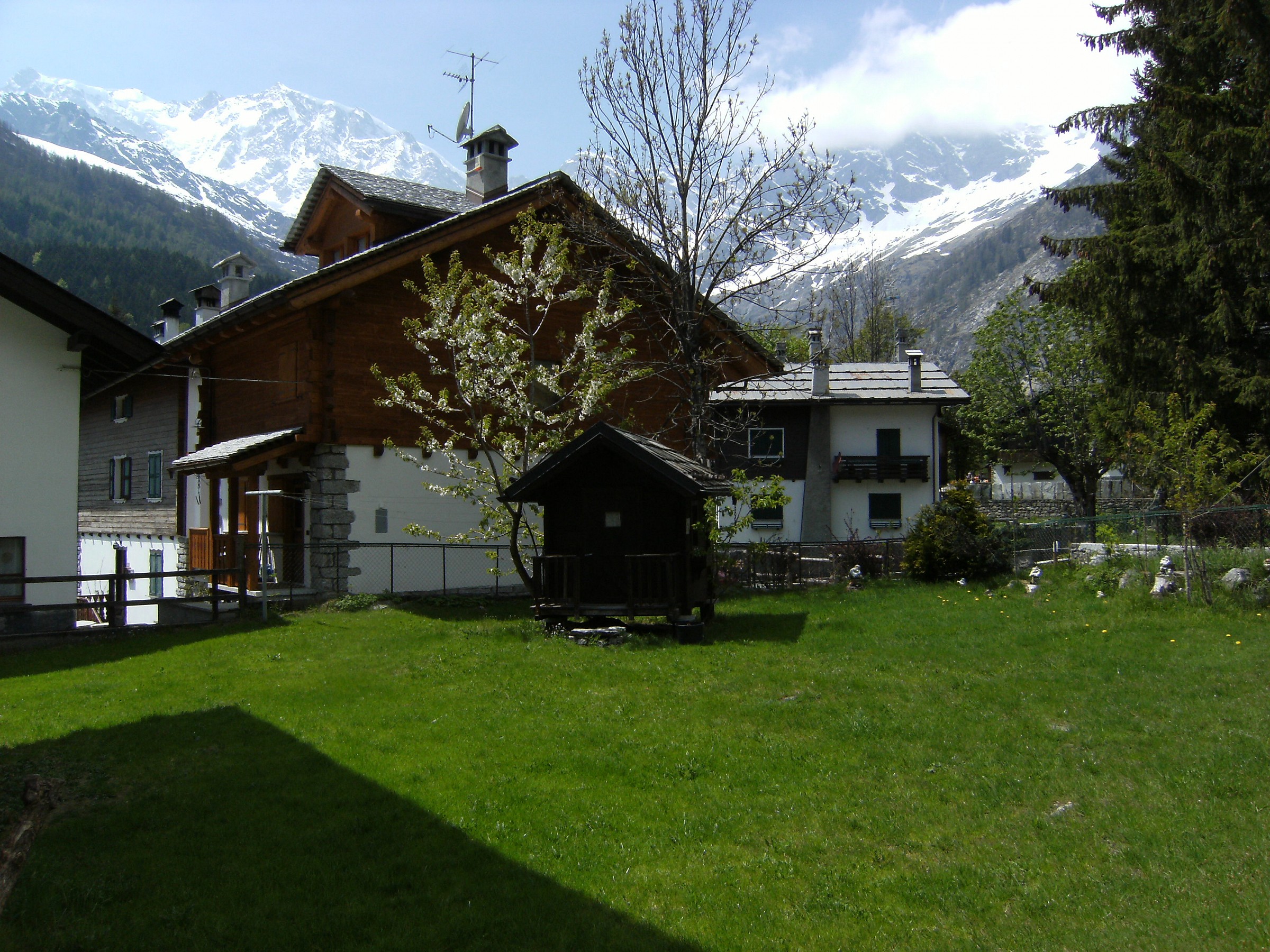 veduta di Macugnaga ai piedi del Monte Rosa.