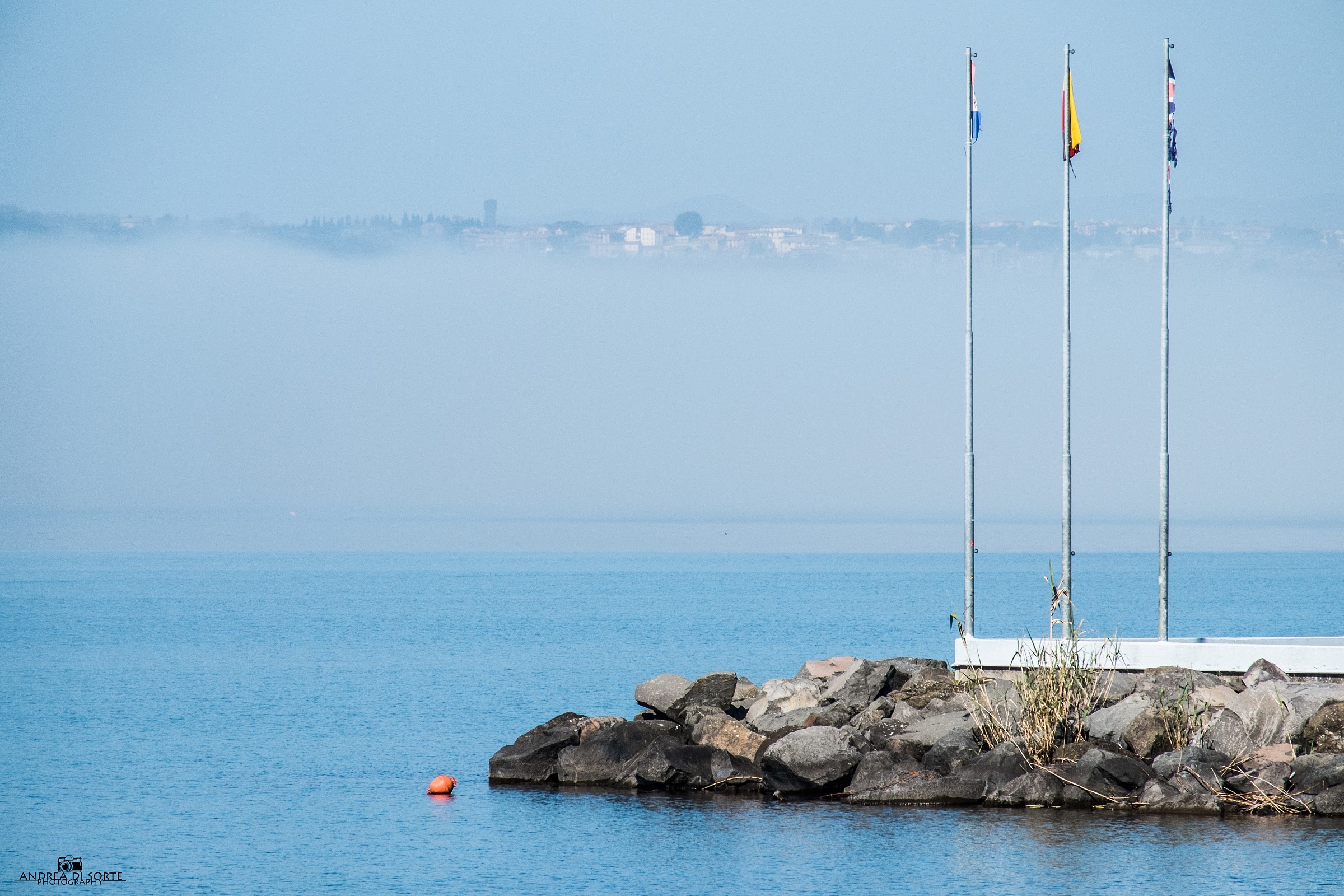 La nebbia sul lago che nasconde tutto