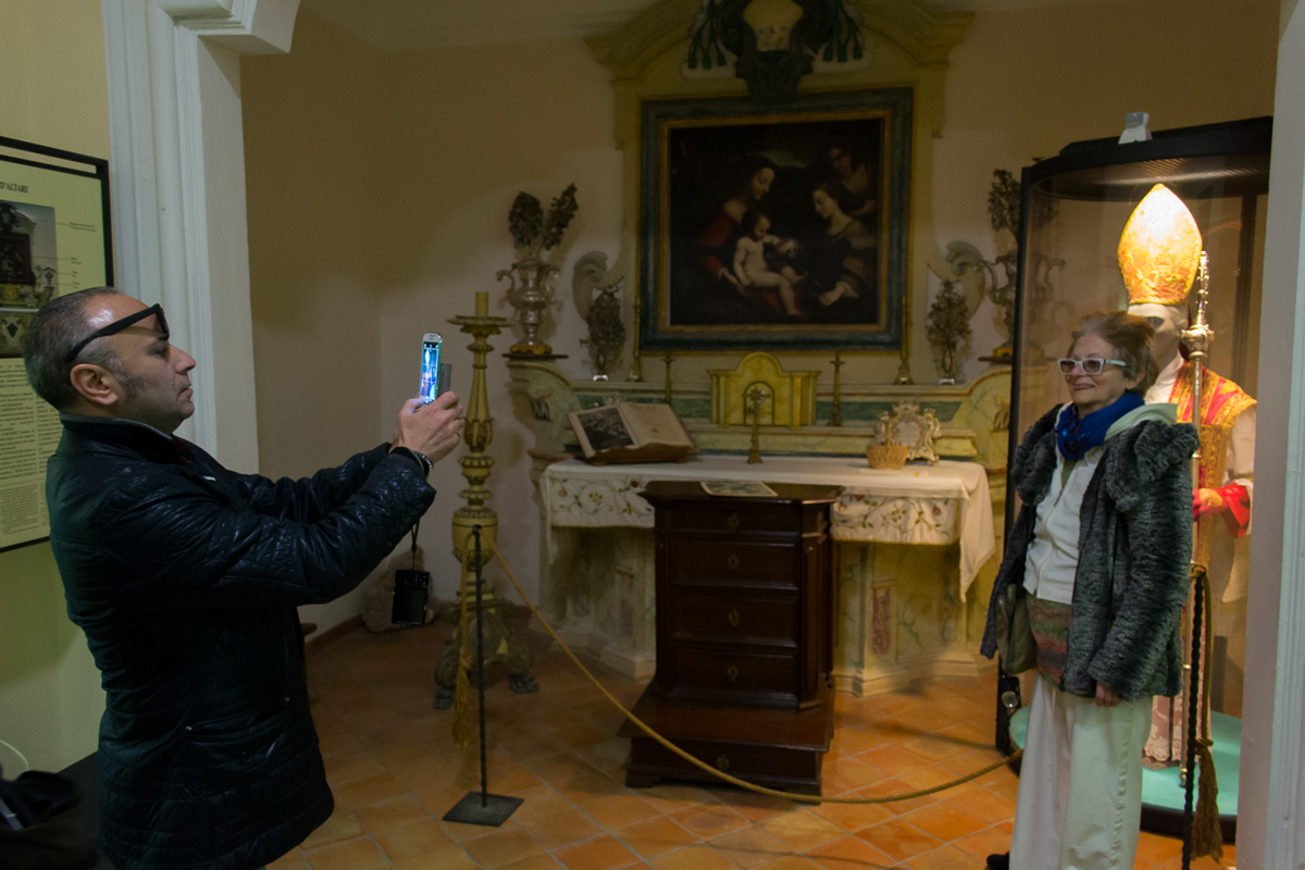 Una simpatica vecchietta al museo