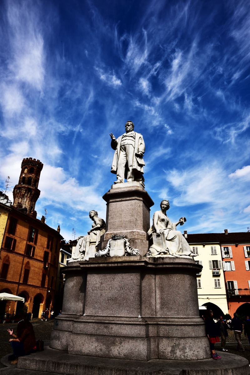 statue of Cavour -Vercelli-