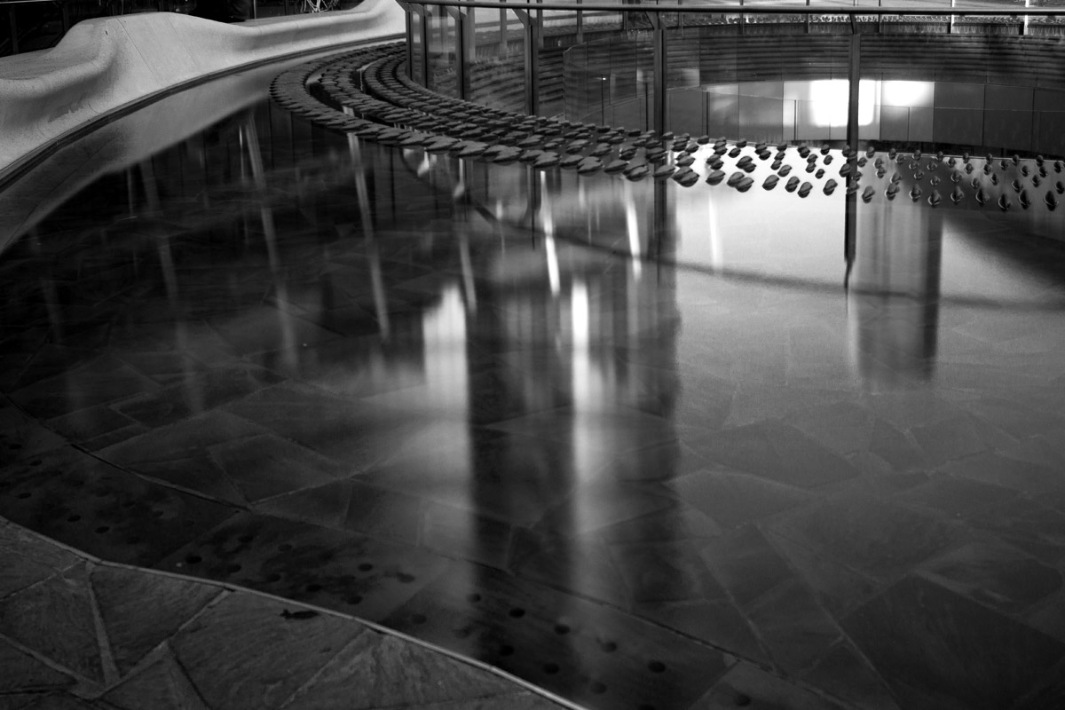 Milano, Piazza Gae Aulenti - reflection