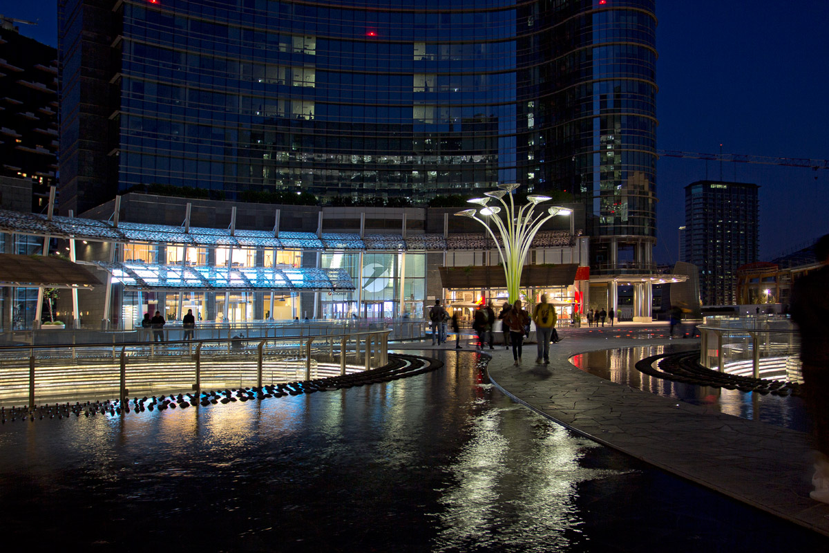 Milano, Piazza Gae Aulenti - now blue 01