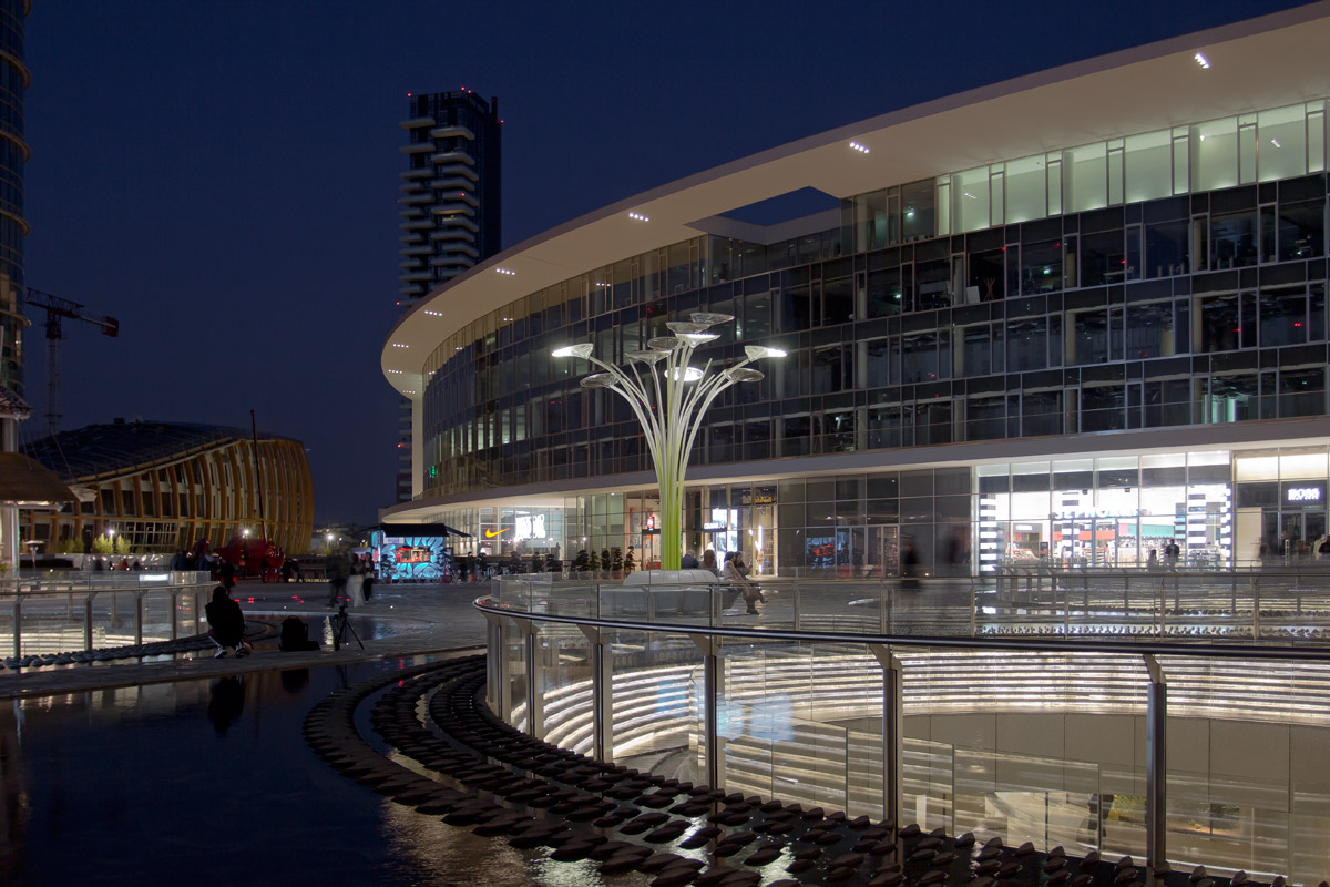 Milano, Piazza Gae Aulenti - now blue 02