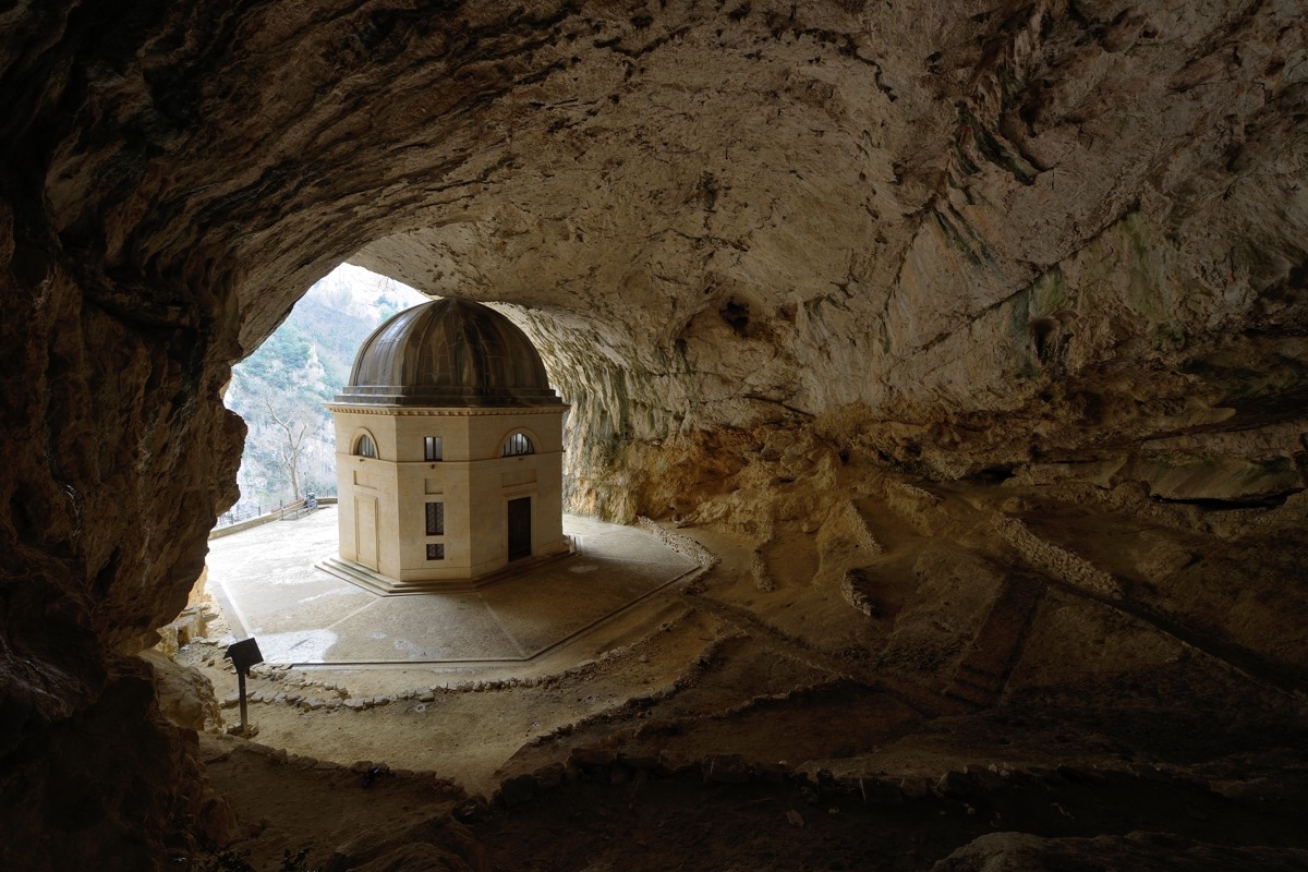 The prayer in the cave