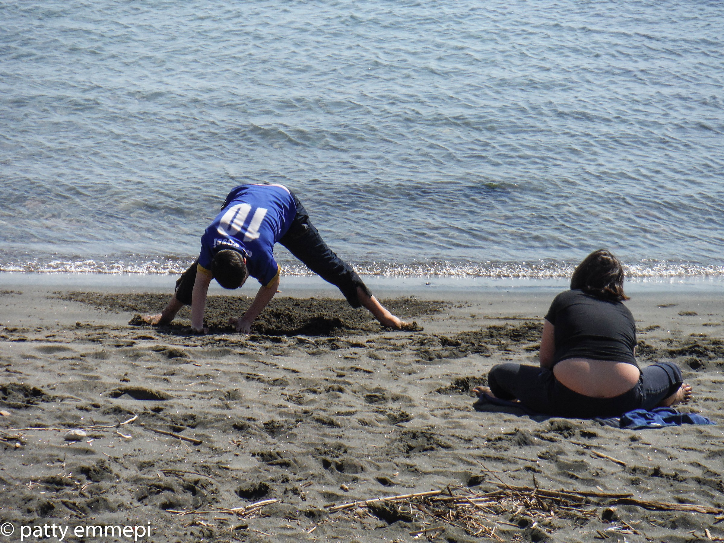 giochi di bimbo sulla spiaggia