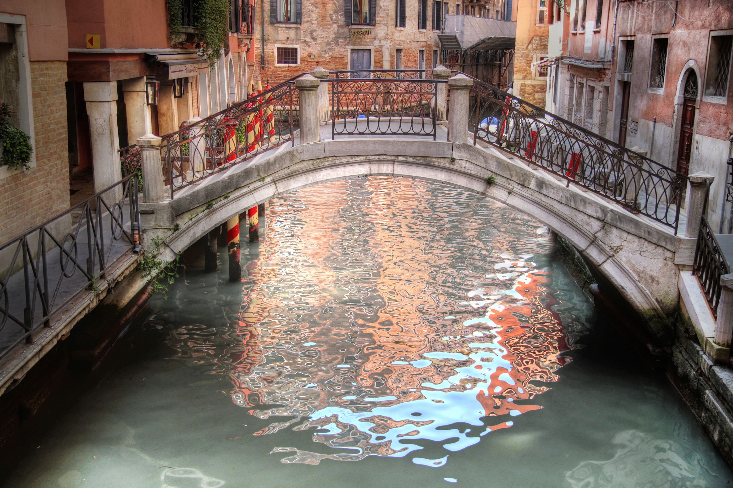 One of the many bridge in Venice .....