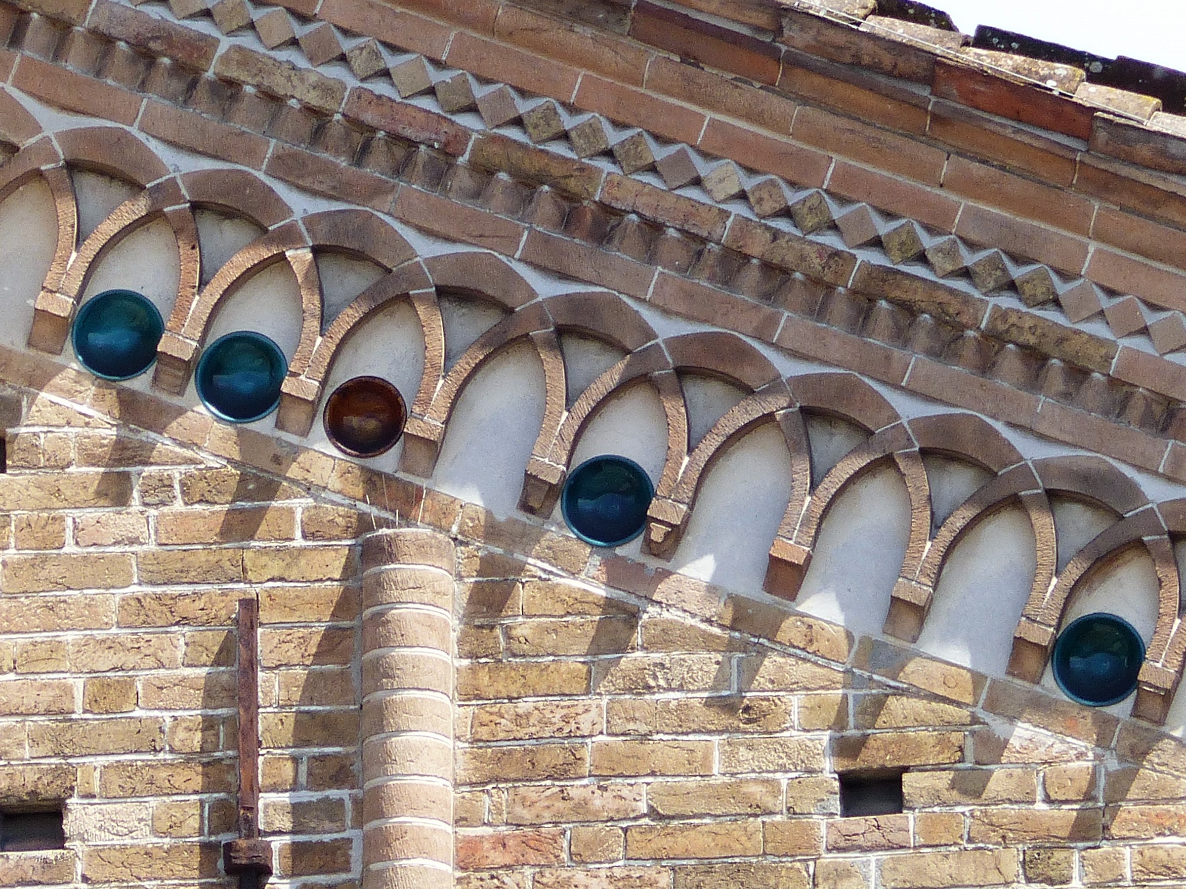 Lodi. Duomo. Archetti pensili incrociati.