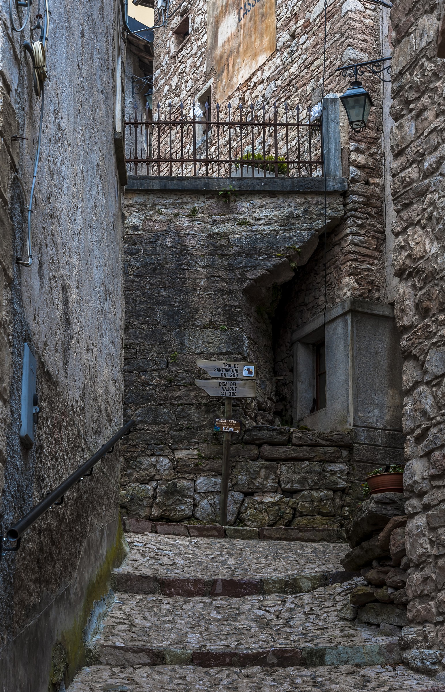 Trail 308, for the Vajont dam .....